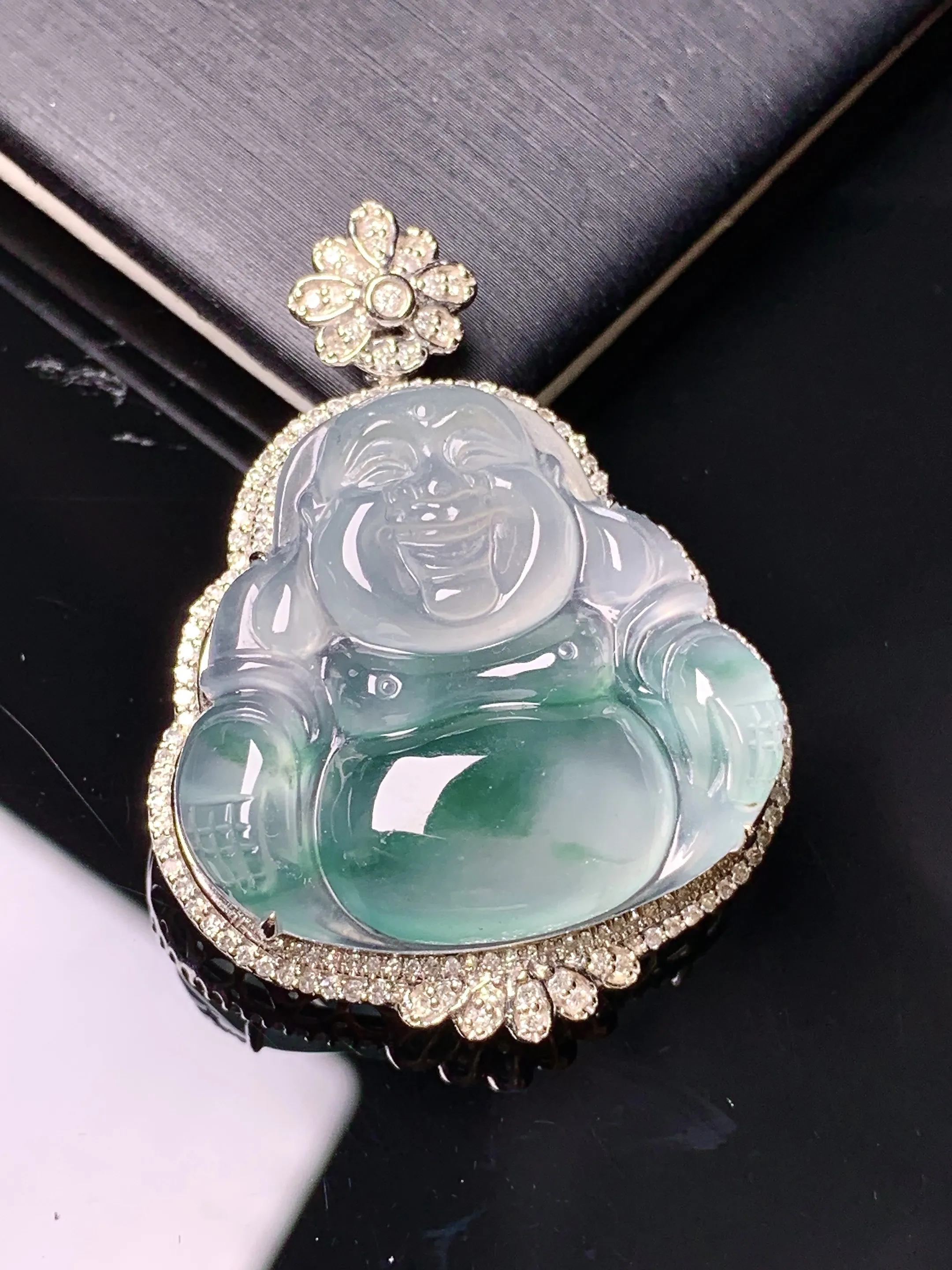 18k金钻镶嵌冰种飘绿佛公吊坠 玉质细腻 色泽清新艳丽 整体尺寸37.7*28.2*9.6