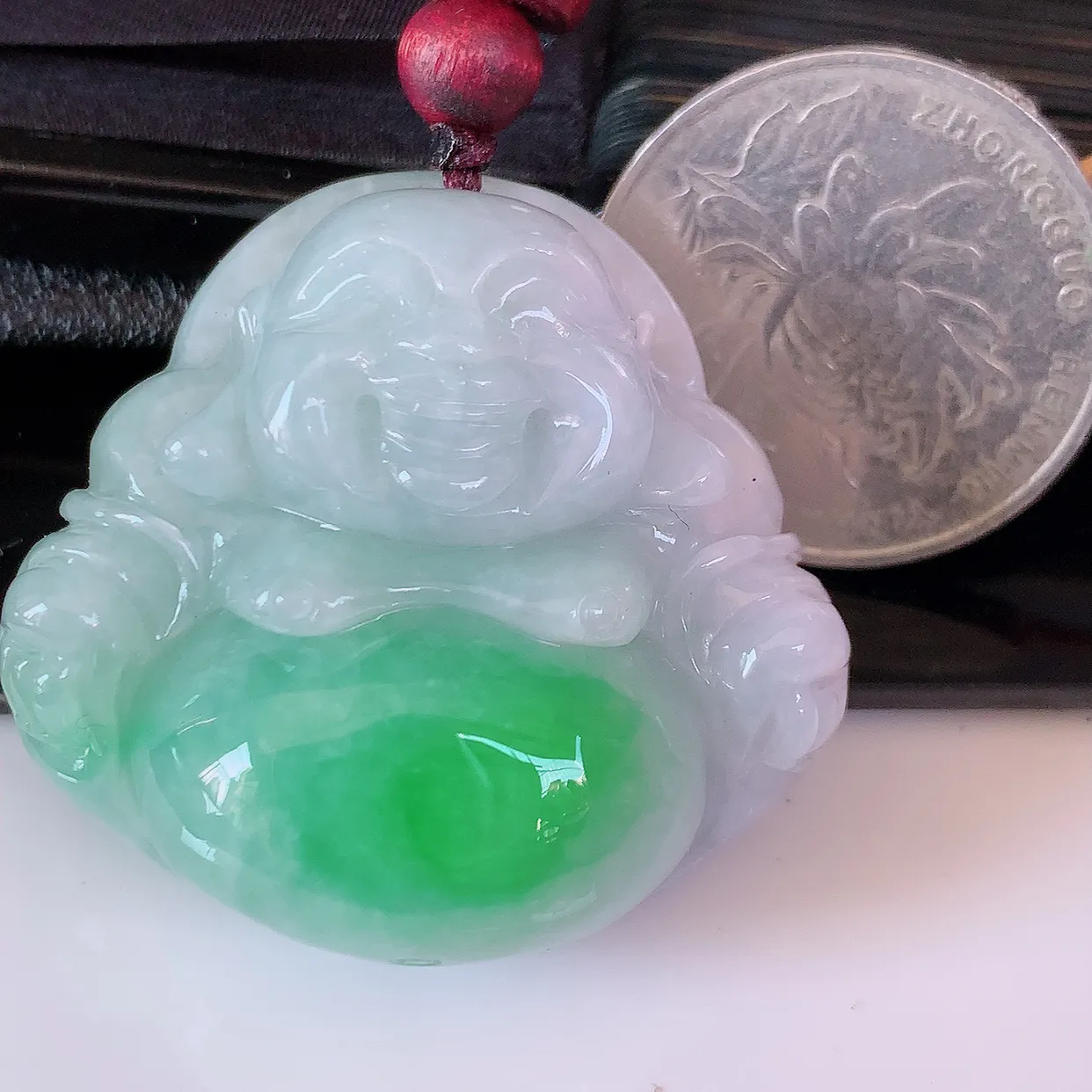 自然光实拍，冰润飘绿翡翠佛公吊坠，开心笑佛，种老水足，颜色漂亮，立体饱满圆润，佩戴效果赞#46.25