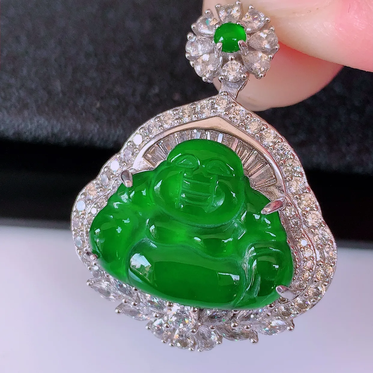 冰透满绿翡翠925银镶嵌佛公吊坠，自然光实拍，翠色灵动，颜色漂亮，种老水足，品相佳，佩戴佳品！#97