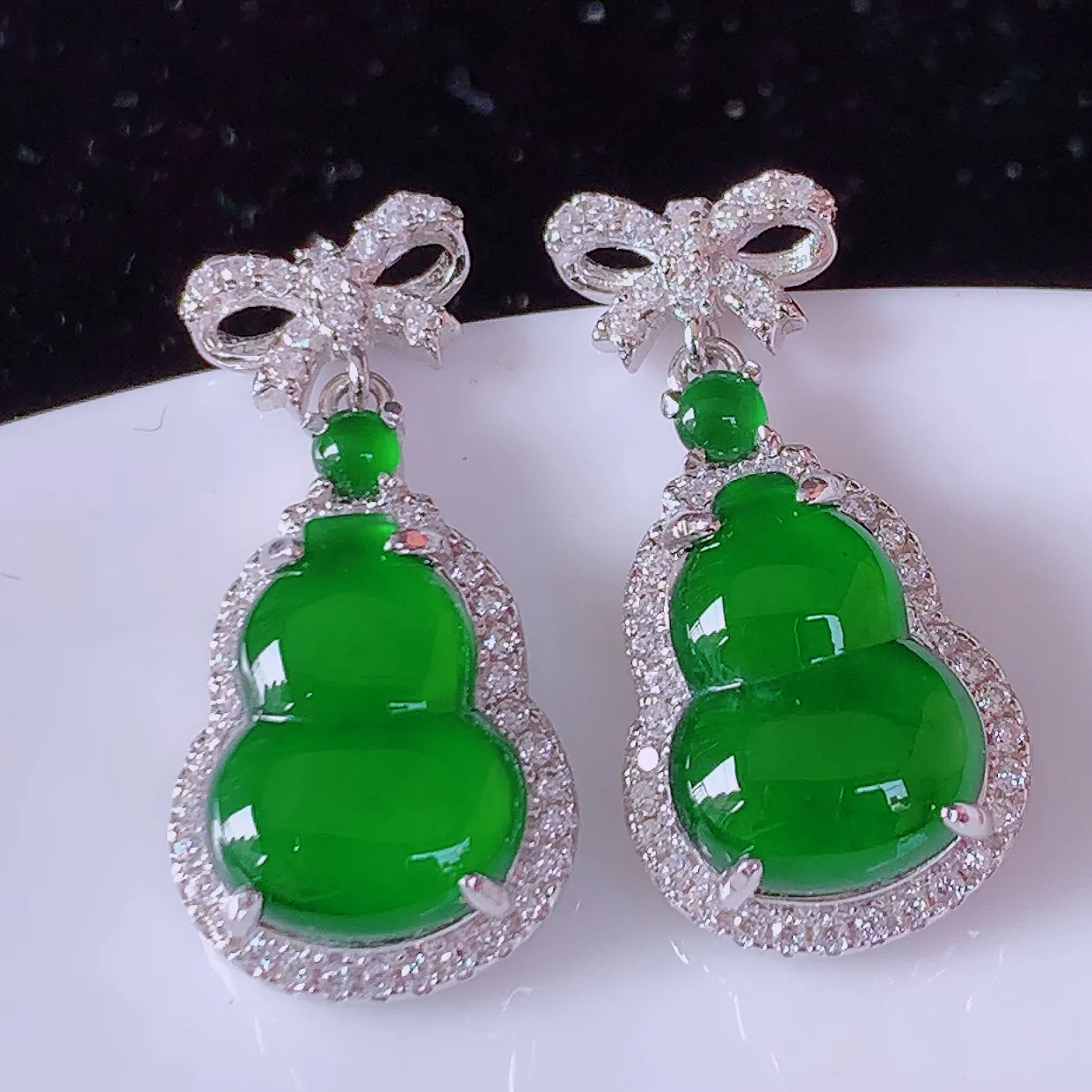 冰透满绿翡翠925银镶嵌葫芦耳坠，自然光实拍，翠色灵动，颜色漂亮，种老水足，品相佳，佩戴佳品！#97.28整体23*11.5*5.2裸石12-8.8