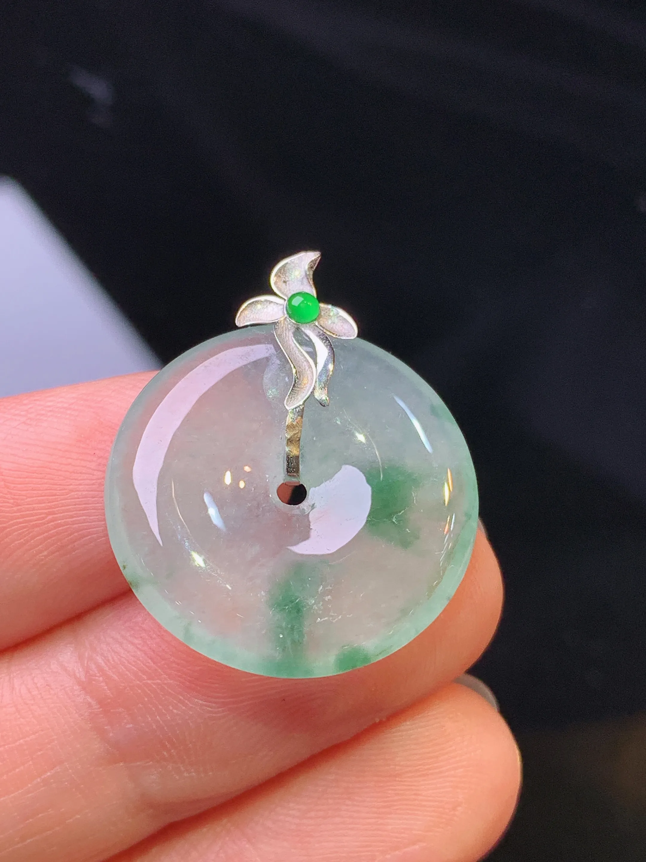 18k金镶嵌冰种平安扣吊坠 玉质细腻 色泽清新艳丽 整体尺寸25.3*21.1*4.2