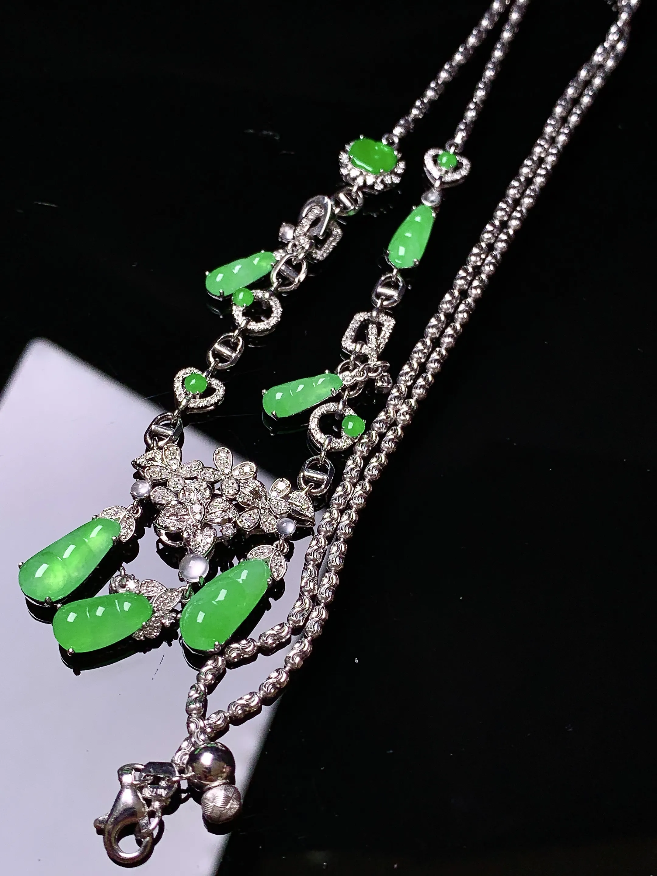 18k金钻镶嵌翠绿四季豆锁骨项链吊坠两用款 玉质细腻 色泽清新艳丽 整体尺寸11*5.6*2.5