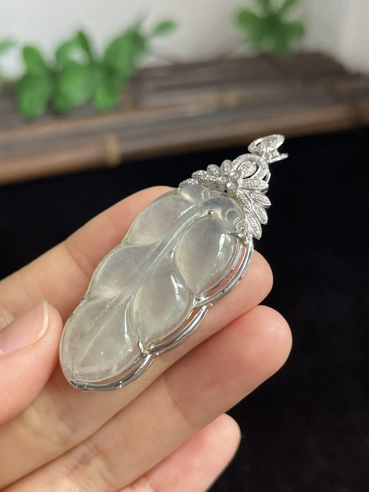 翡翠冰种白色叶子，印记：G18K,伴钻石