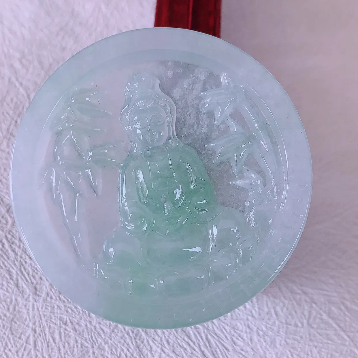 自然光实拍，冰种飘花翡翠观音菩萨吊坠，赐福观音，玉润通透，慈祥端庄！#46.25