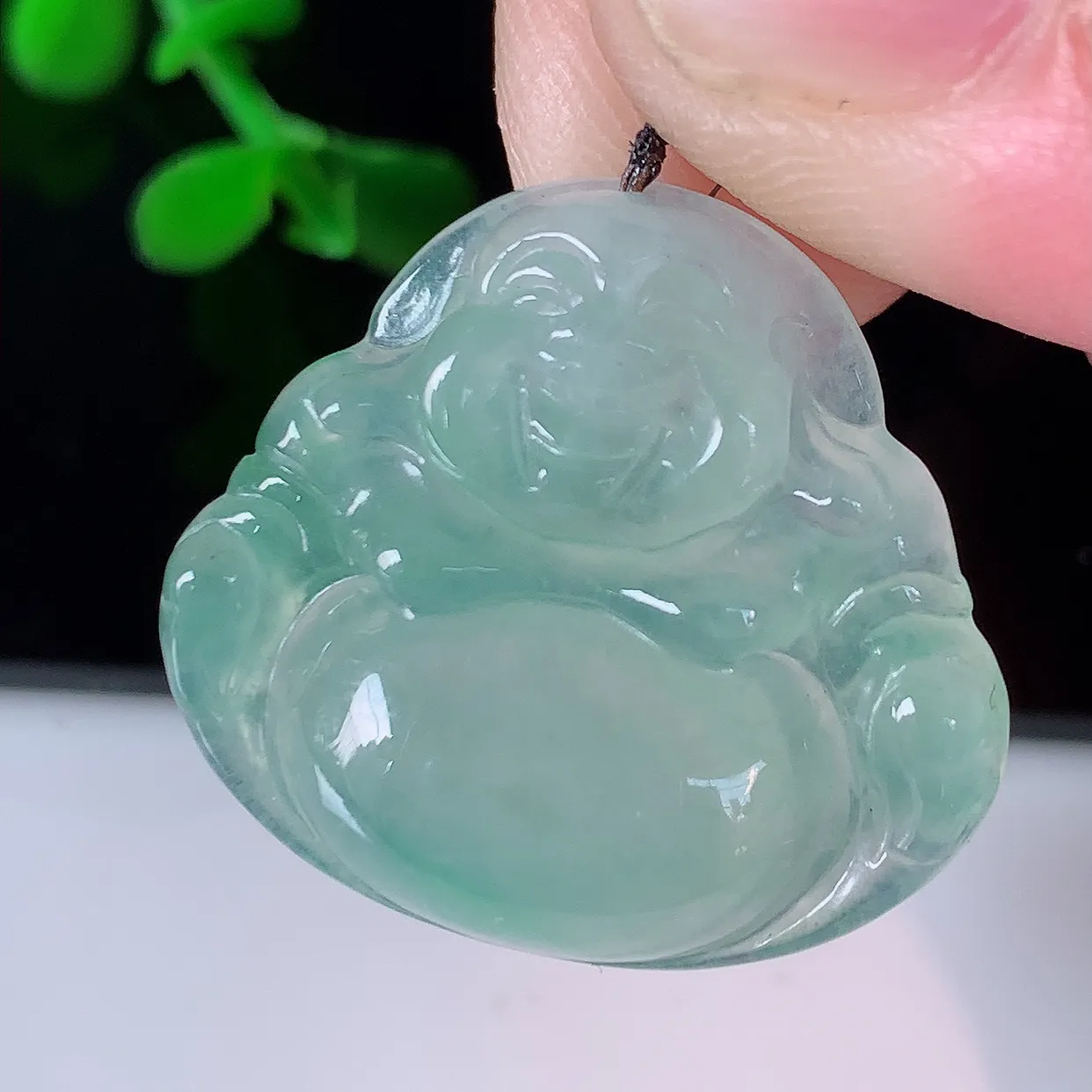 自然光实拍，冰种飘花翡翠佛公吊坠，饱满， 佛公亦保平安，寓意有福（佛公）相伴，配戴优雅迷人！#57.28