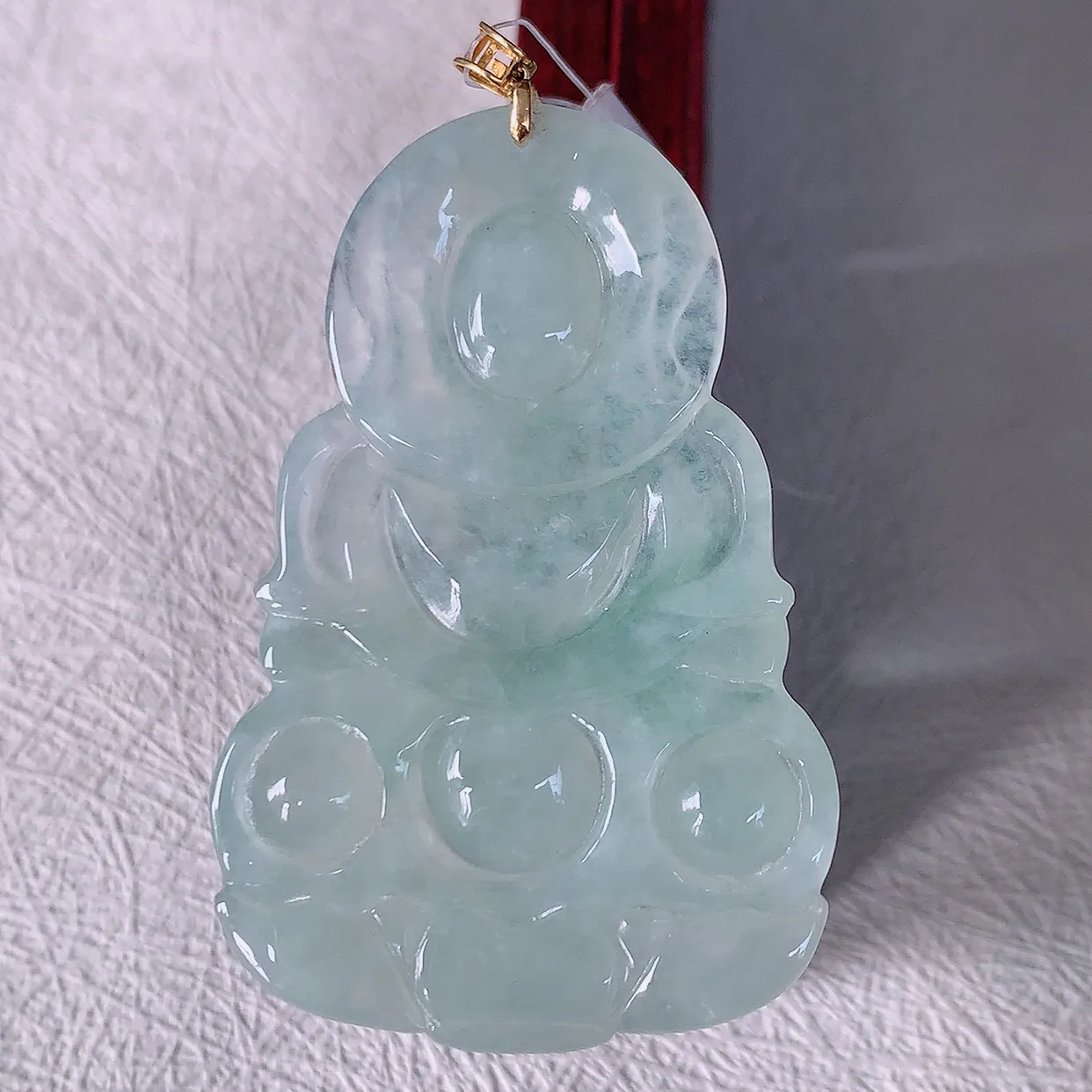 18K金镶嵌冰种翡翠观音菩萨吊坠，赐福翡翠观音，观音面相端庄，品相佳，佩戴气质！#49.28整体58.2裸石52.5*34.5*5.5