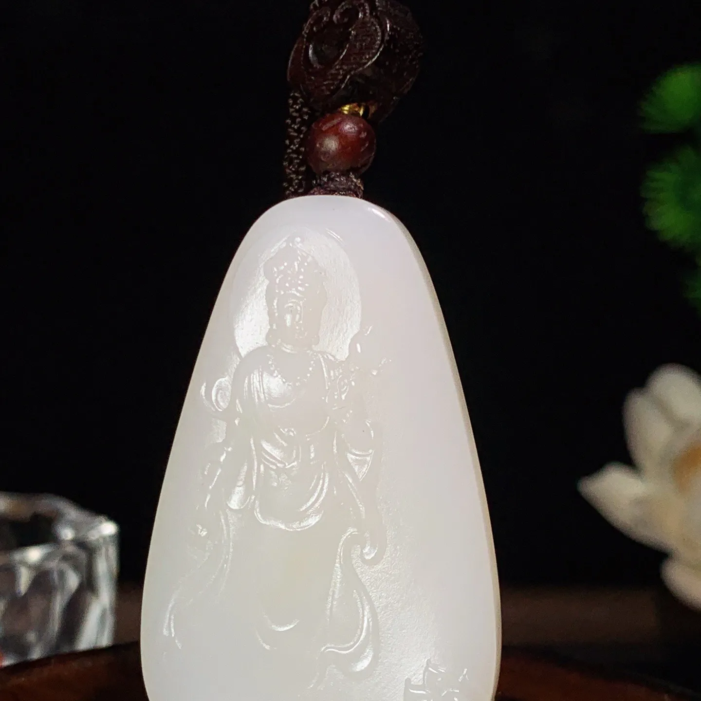 和田玉白玉羊脂白站观音牌子挂件 尺寸52/31/8重26克。玉质细腻油润。手推出油。佩戴高端典雅。lt260130