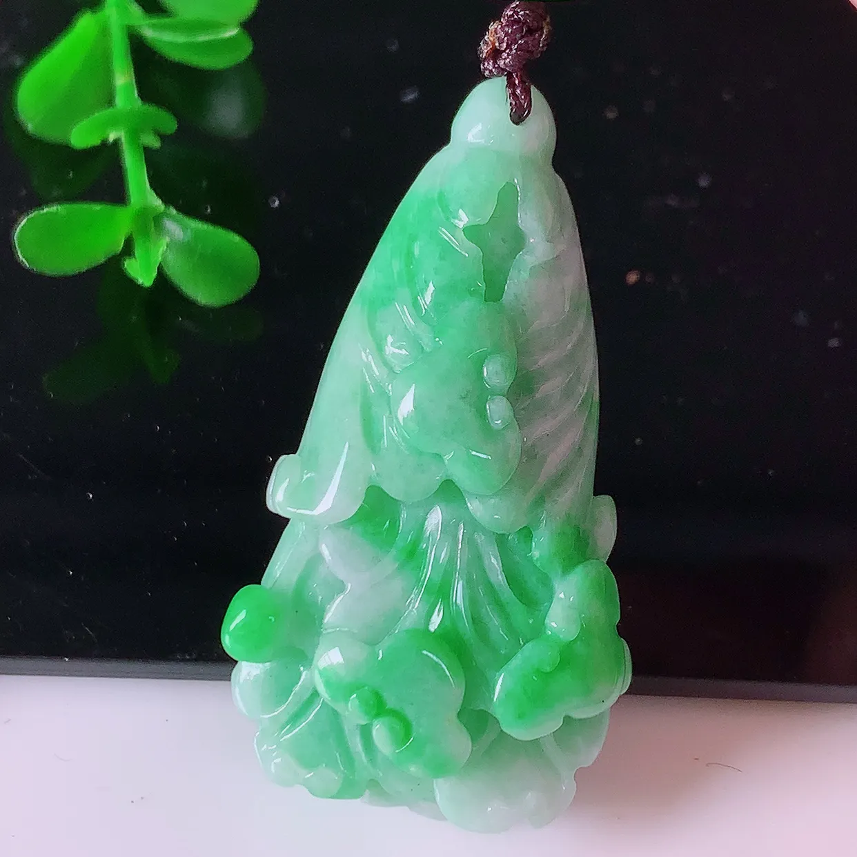 自然光实拍，冰润飘绿翡翠招百财白菜吊坠，百财聚来，财源滚滚，精工水润的白菜， 性价比高！#1.28