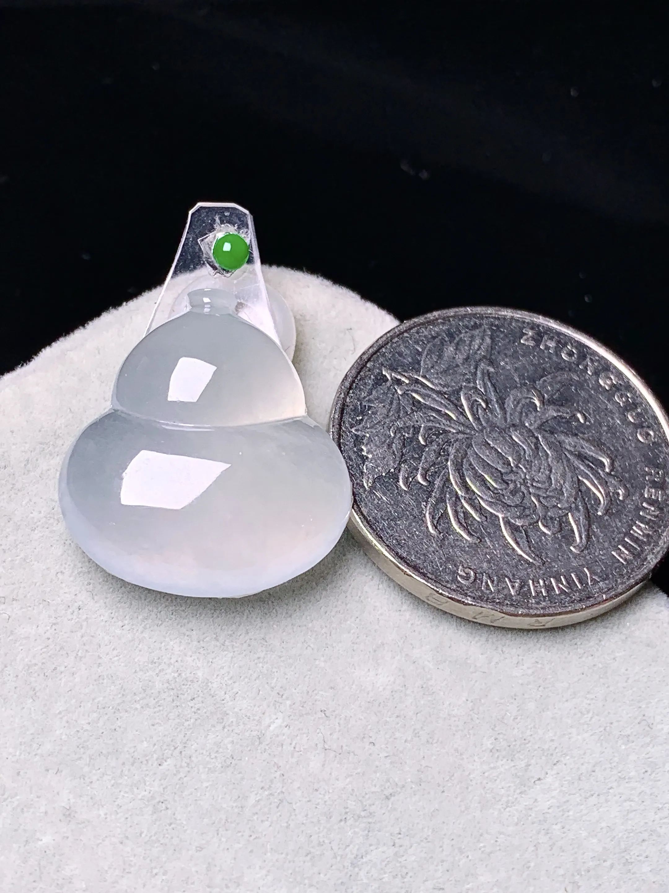 镶嵌款 冰种葫芦吊坠 玉质细腻 色泽清新艳丽 整体尺寸20.7*18.8*5.5