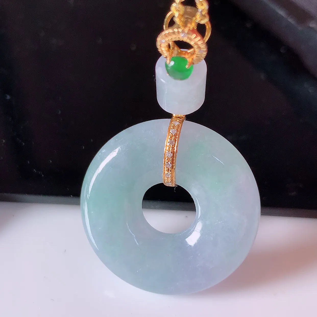 自然光实拍，18K金镶嵌春带彩翡翠平安扣吊坠，玉扣，冰润光泽，寓意平平安安，平安扣佩戴时尚漂亮！#0