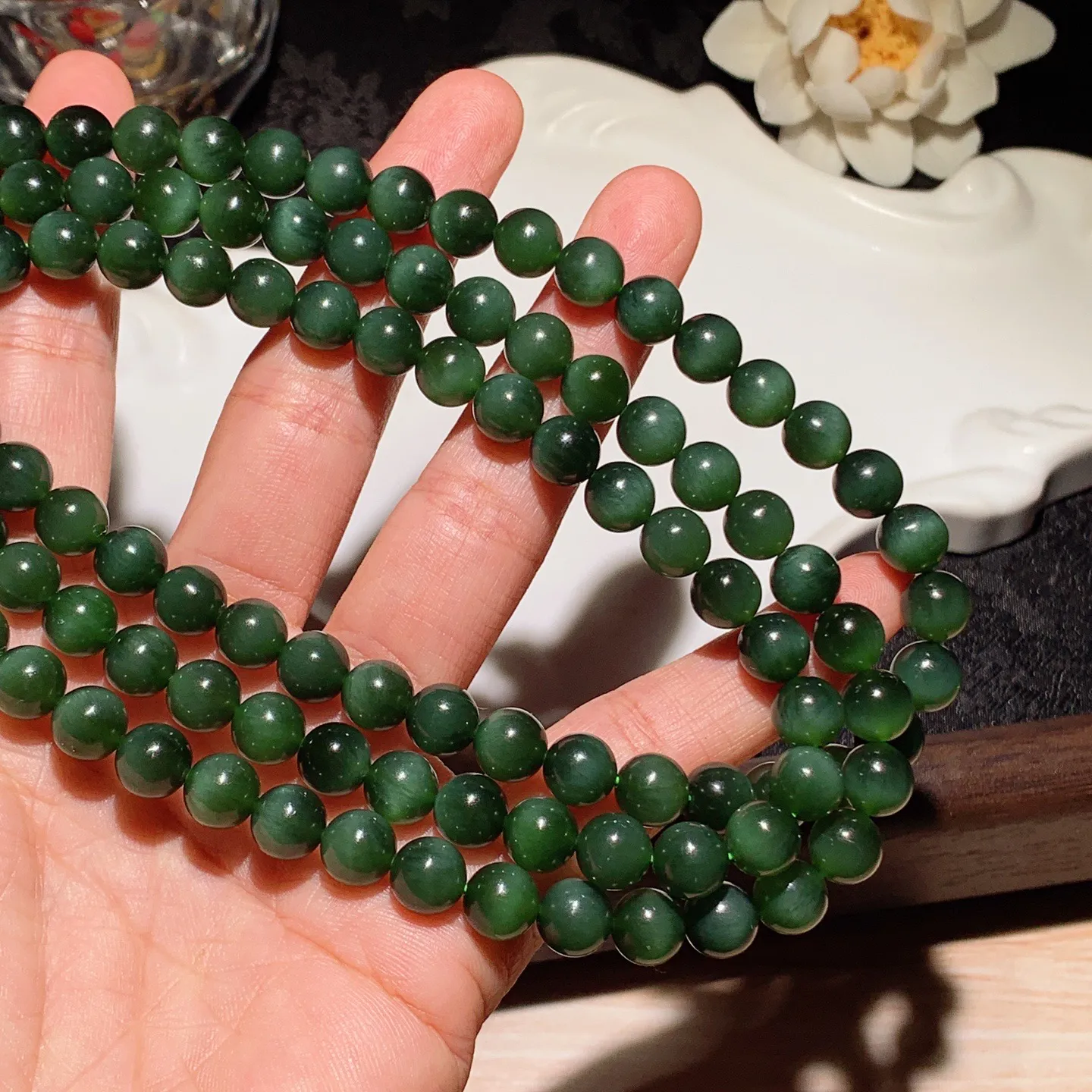 和田玉菠菜绿俄罗斯猫眼108佛珠项链 单颗尺寸8重89.5克。玉质细腻油润。手推出油。佩戴高端典雅。lt260130