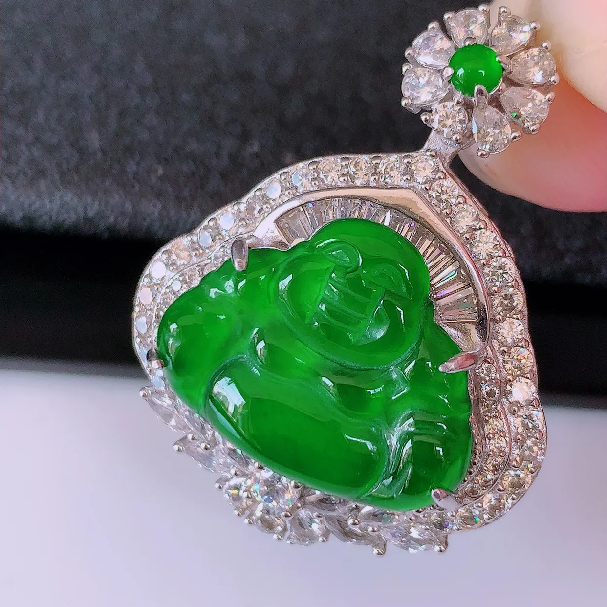 冰透满绿翡翠925银镶嵌佛公吊坠，自然光实拍，翠色灵动，颜色漂亮，种老水足，品相佳，佩戴佳品！#97.25整体34.5*26.5*12.8裸石20*15.5