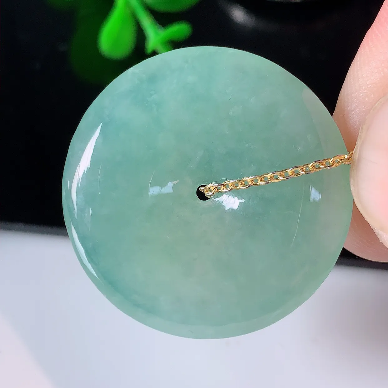 自然光实拍，冰种晴水底翡翠平安扣吊坠，平安是福；冰透，很美的料子，平安扣佩戴优雅迷人！#57.28