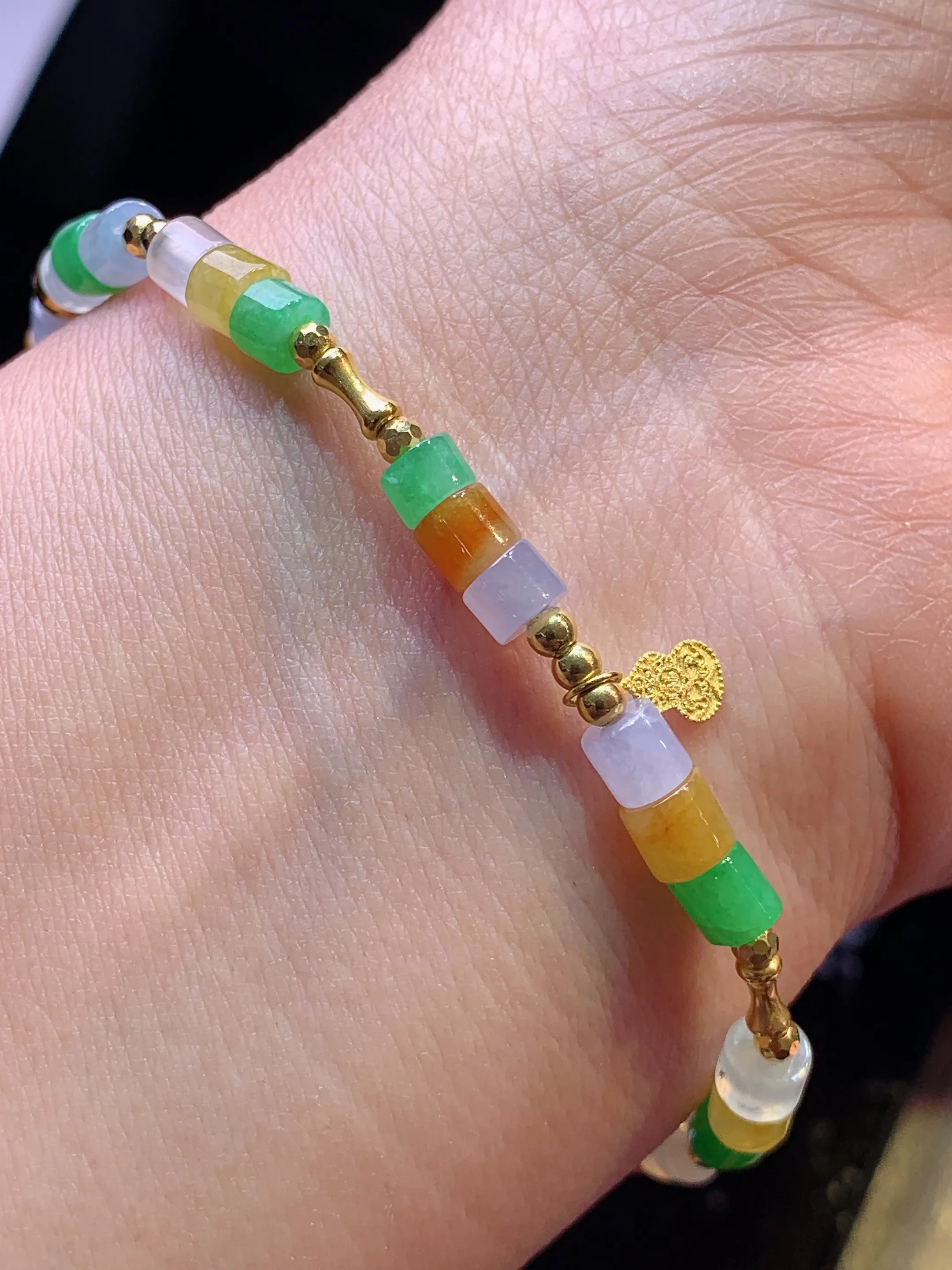 18k金镶嵌多彩路路通手链 玉质细腻 色泽清新艳丽 整体尺寸4.3*3.6