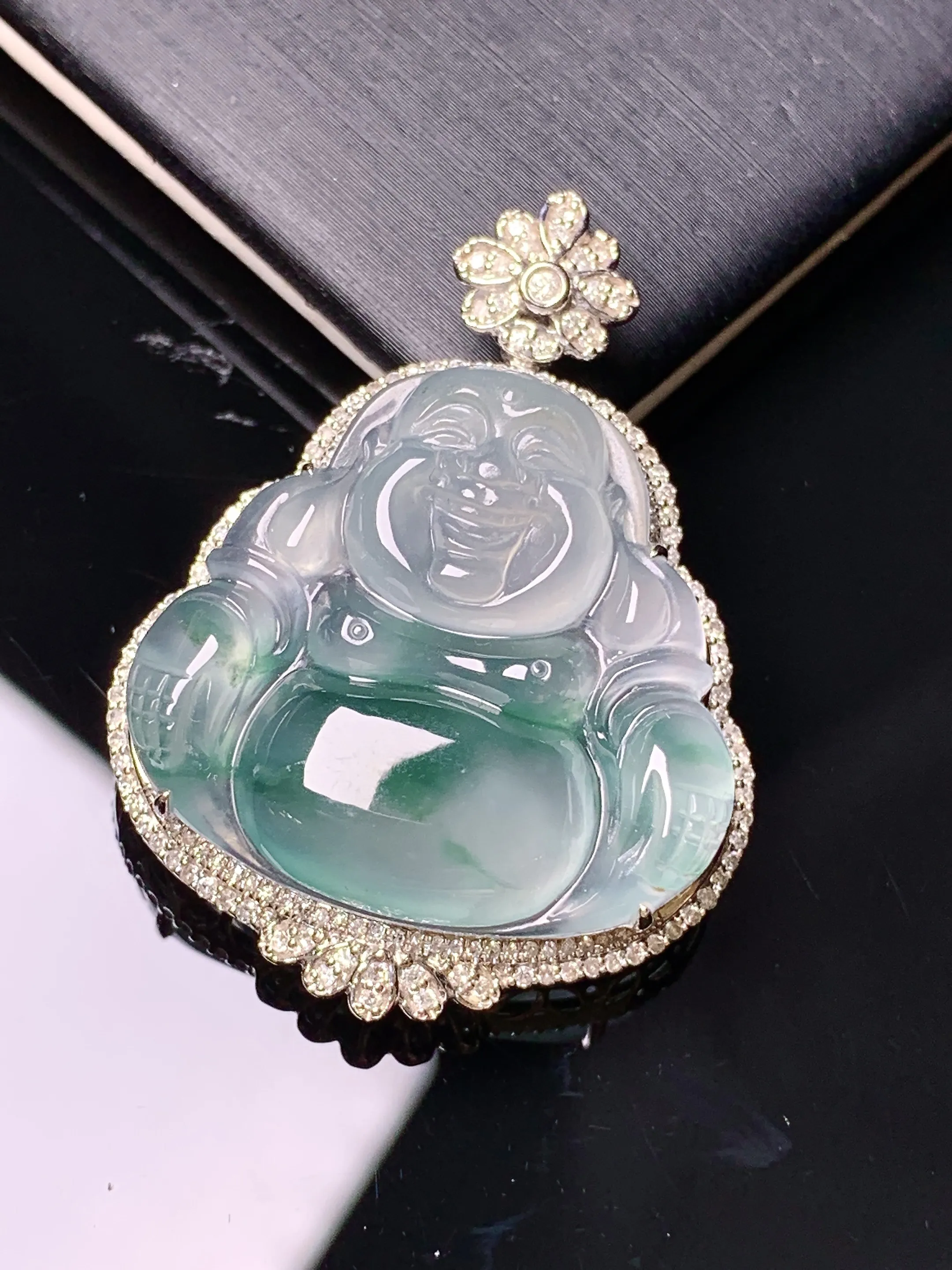 18k金钻镶嵌冰种飘绿佛公吊坠 玉质细腻 色泽清新艳丽 整体尺寸37.7*28.2*9.6