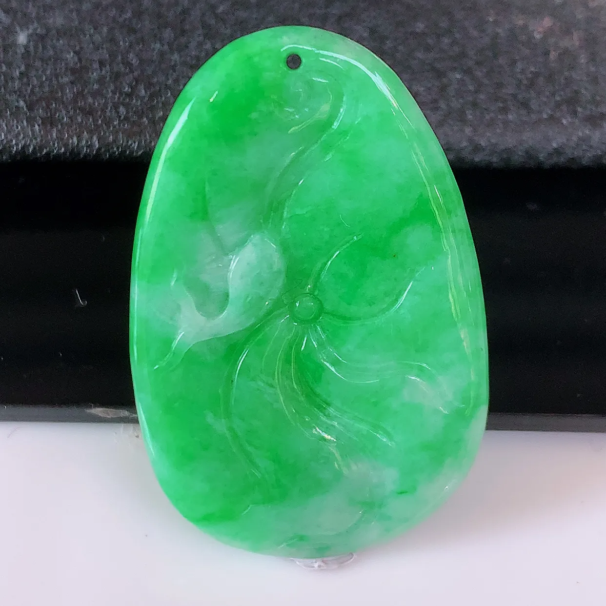 自然光实拍，冰润辣绿翡翠荷叶鱼、和和美美玉坠，财源广进，自然隐逸、荷本是素不着尘之物，有和美之寓意。