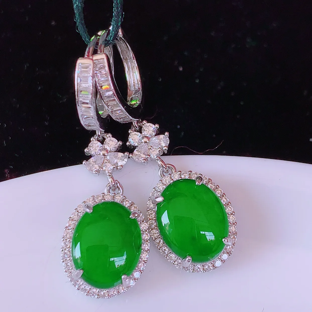 冰透满绿翡翠925银镶嵌耳坠，自然光实拍，翠色灵动，颜色漂亮，种老水足，品相佳，佩戴佳品！#97.2