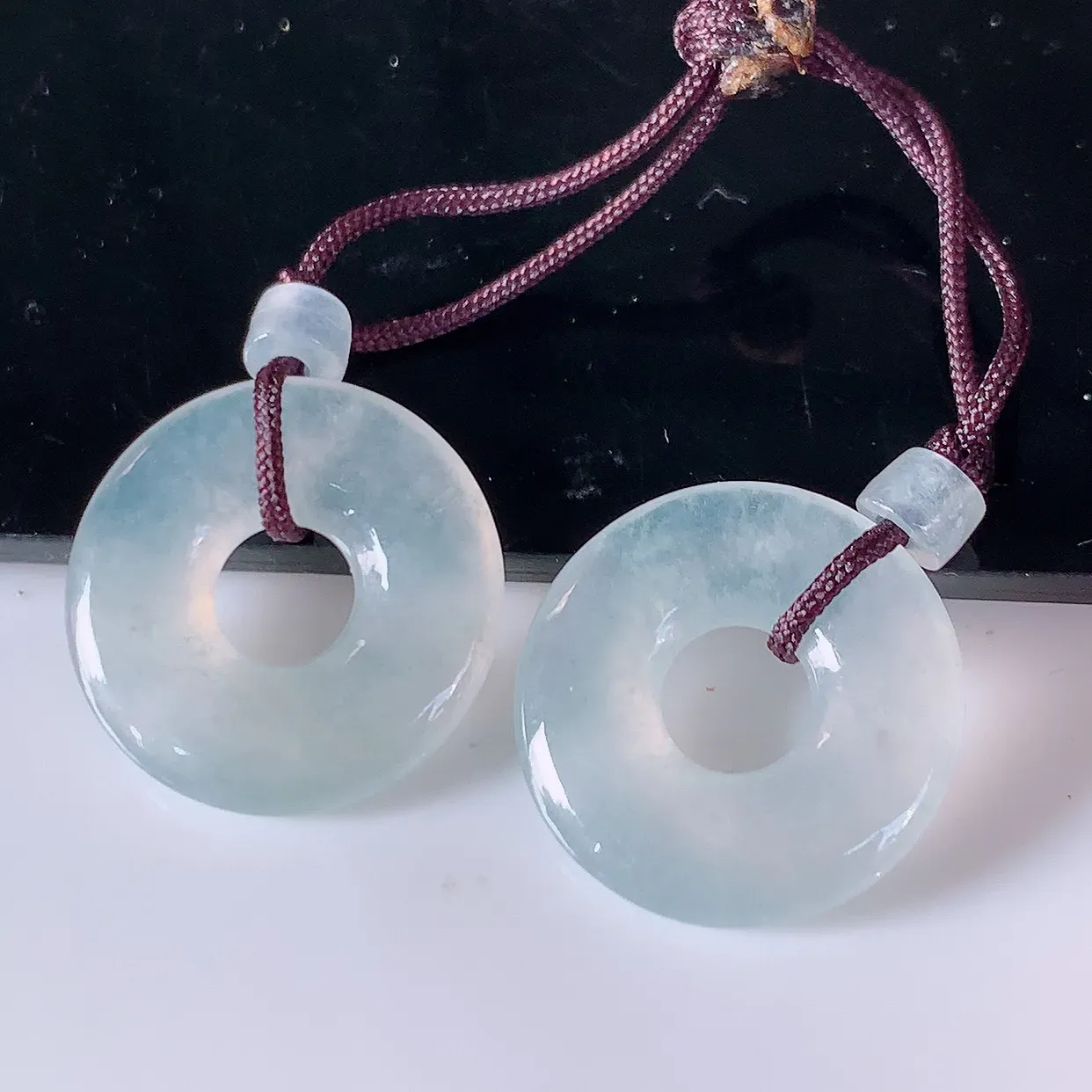 自然光实拍，冰种翡翠一对平安扣耳坠，翠色灵动，玉质细腻，颜色漂亮，品相佳，佩戴佳品！配银线 #57.28