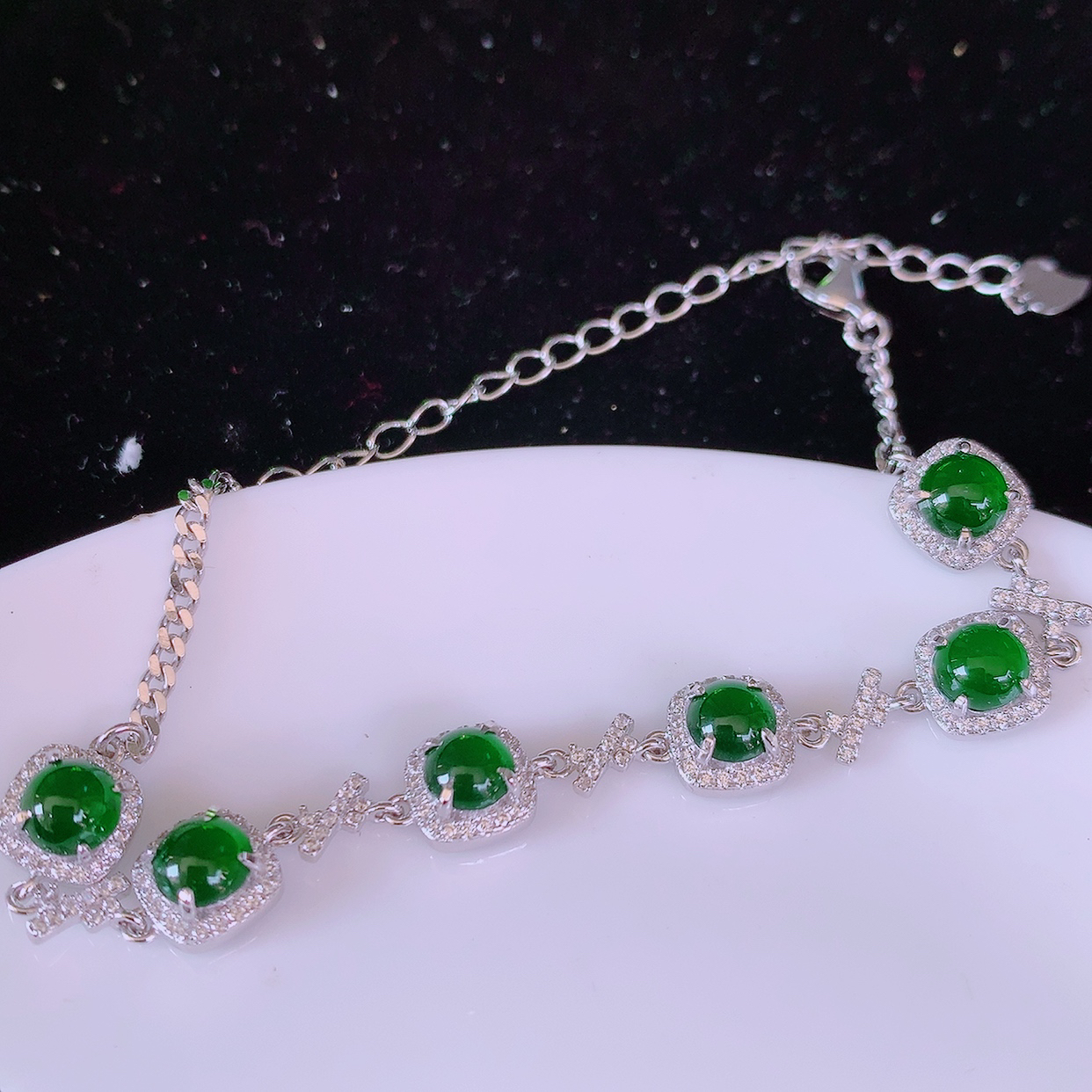 冰透满绿翡翠925银镶嵌手链，自然光实拍，翠色灵动，颜色漂亮，种老水足，品相佳，佩戴佳品！#97.25取一整体7.2/7.2/5裸石5*5