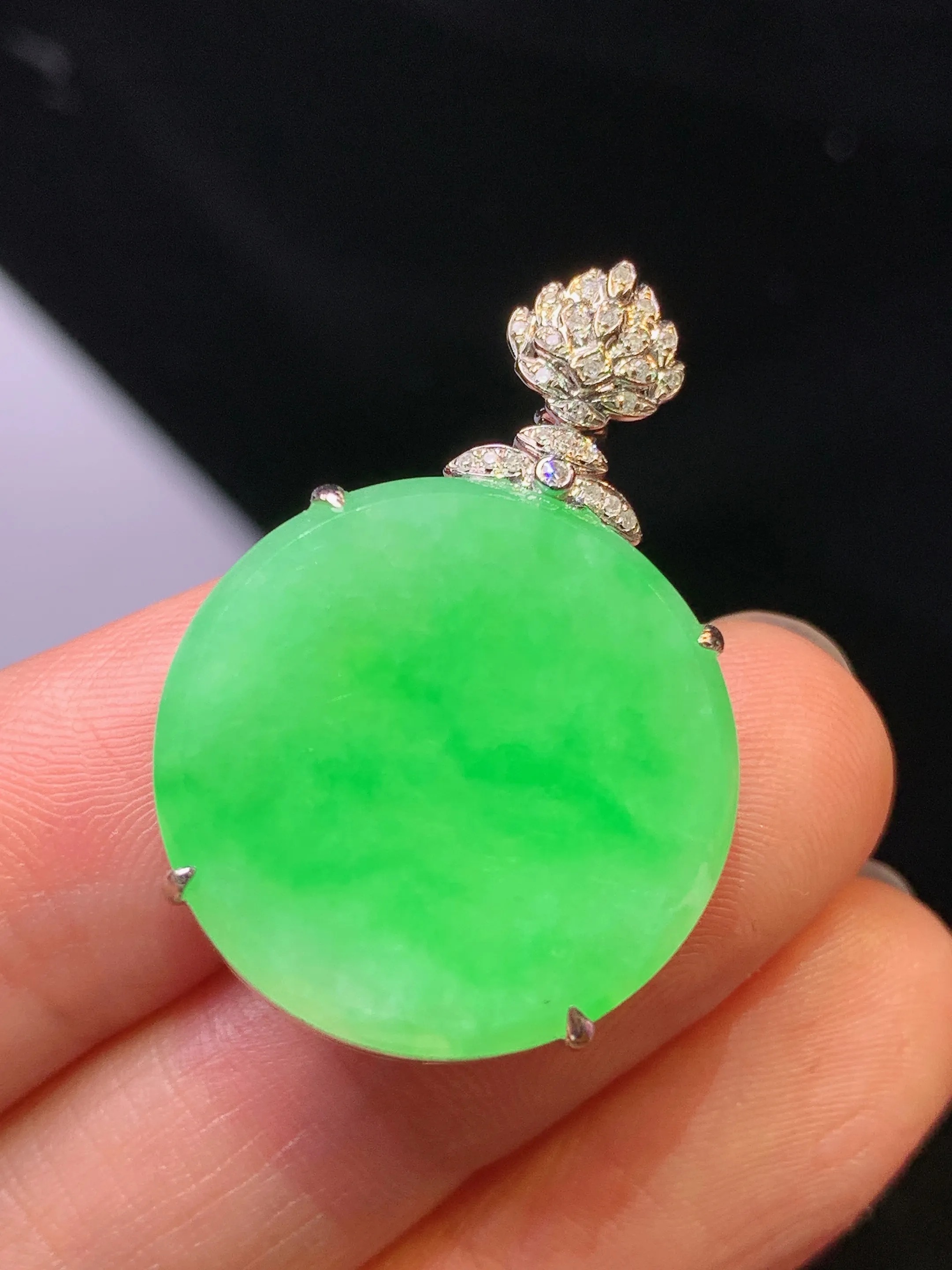 18k金钻镶嵌翠绿圆牌吊坠 玉质细腻 色泽清新艳丽 整体尺寸31.2*20.7*8.3