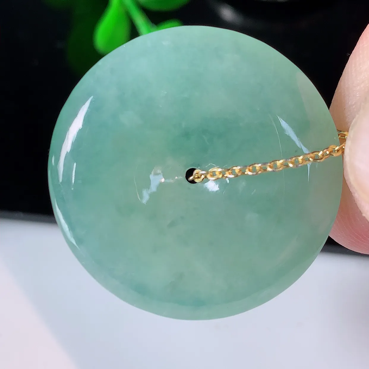 自然光实拍，冰种晴水底翡翠平安扣吊坠，平安是福；冰透，很美的料子，平安扣佩戴优雅迷人！#57.28