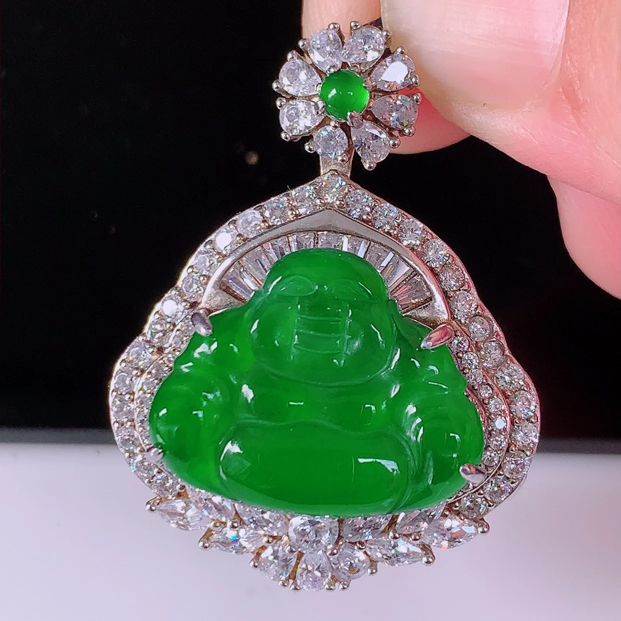 冰透满绿翡翠925银镶嵌佛公吊坠，自然光实拍，翠色灵动，颜色漂亮，种老水足，品相佳，佩戴佳品！#97.28整体34.5-26.5-13裸石20*15.5