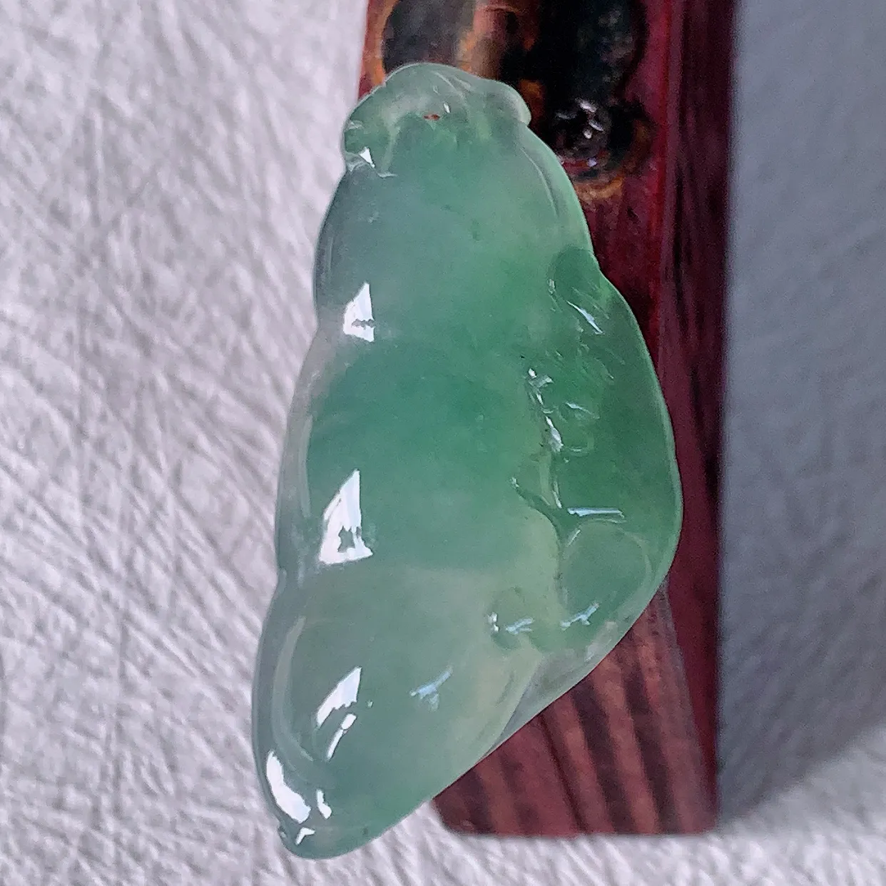 自然光实拍，冰种飘花翡翠福豆吊坠，寓意“四季平安，福气满满”胶感十足，饱满，佩戴效果优雅迷人！#46.28