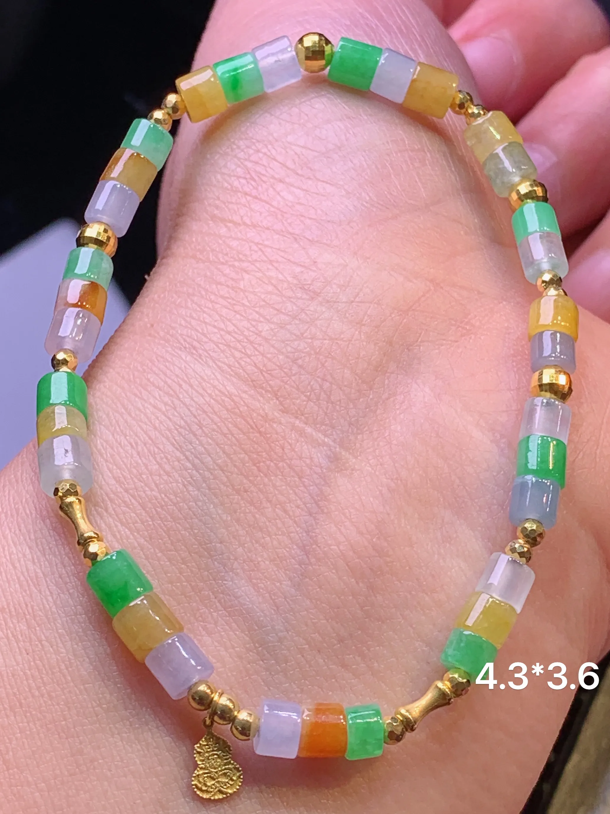 18k金镶嵌多彩路路通手链 玉质细腻 色泽清新艳丽 整体尺寸4.3*3.6