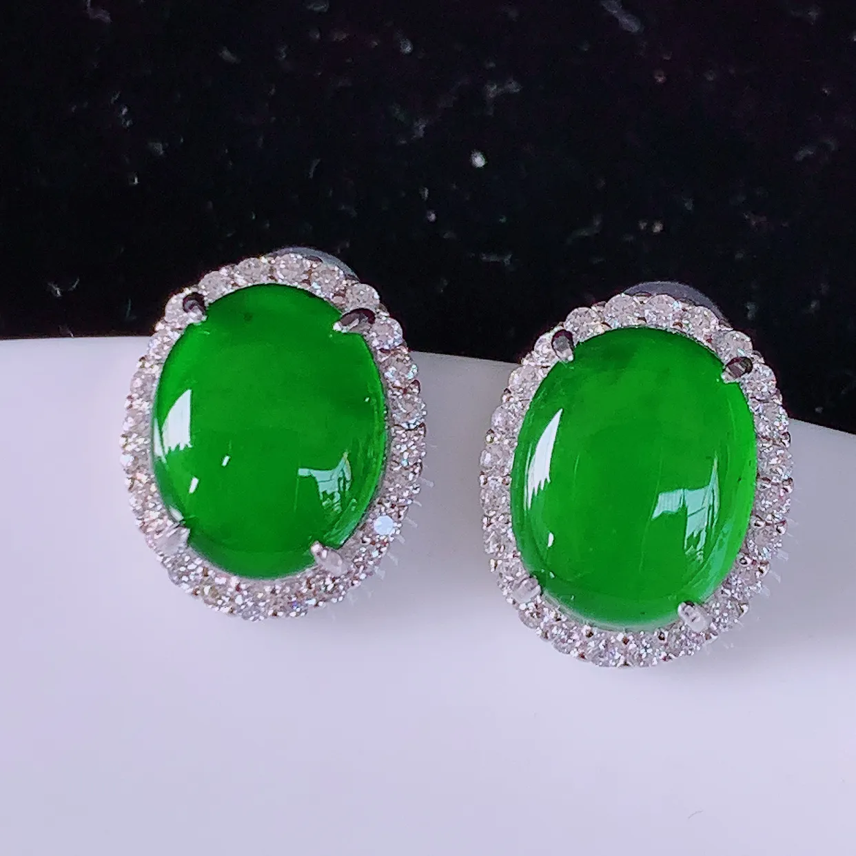 冰透满绿翡翠925银镶嵌耳钉，自然光实拍，翠色灵动，颜色漂亮，种老水足，品相佳，佩戴佳品！#97.28整体12.5*10.5*5.6裸石10*7.8