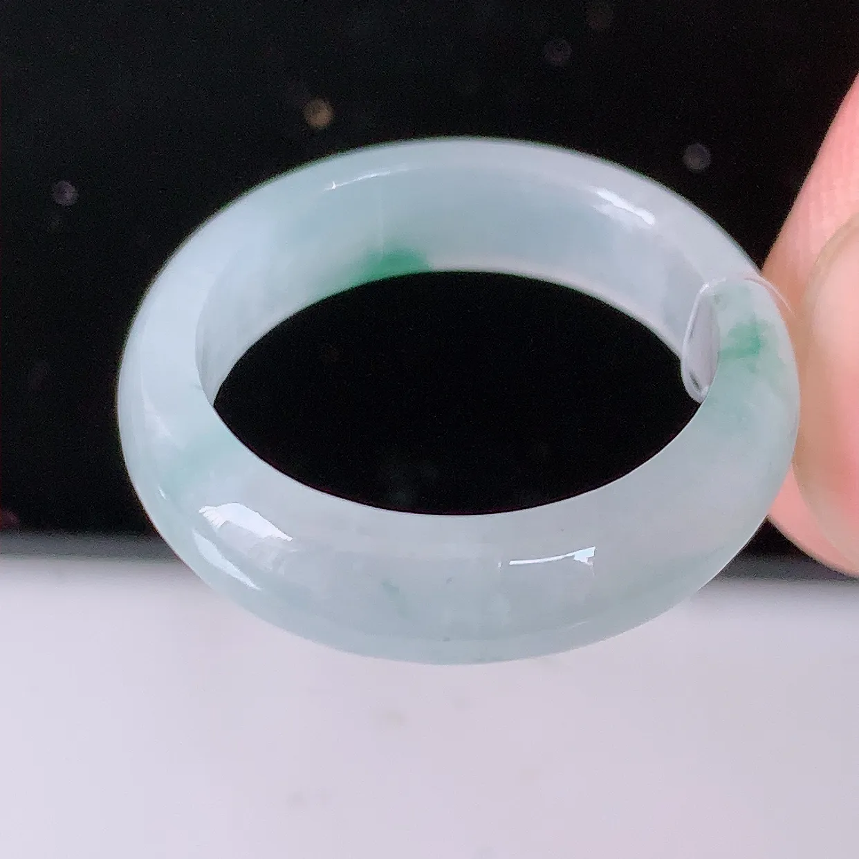 自然光实拍，18.2mm内径冰种飘花翡翠指环，玉戒指，玉质莹润，好精美好冰润的指环，17圈口，上手纤巧！#49.28尺寸18.2-5.2-3