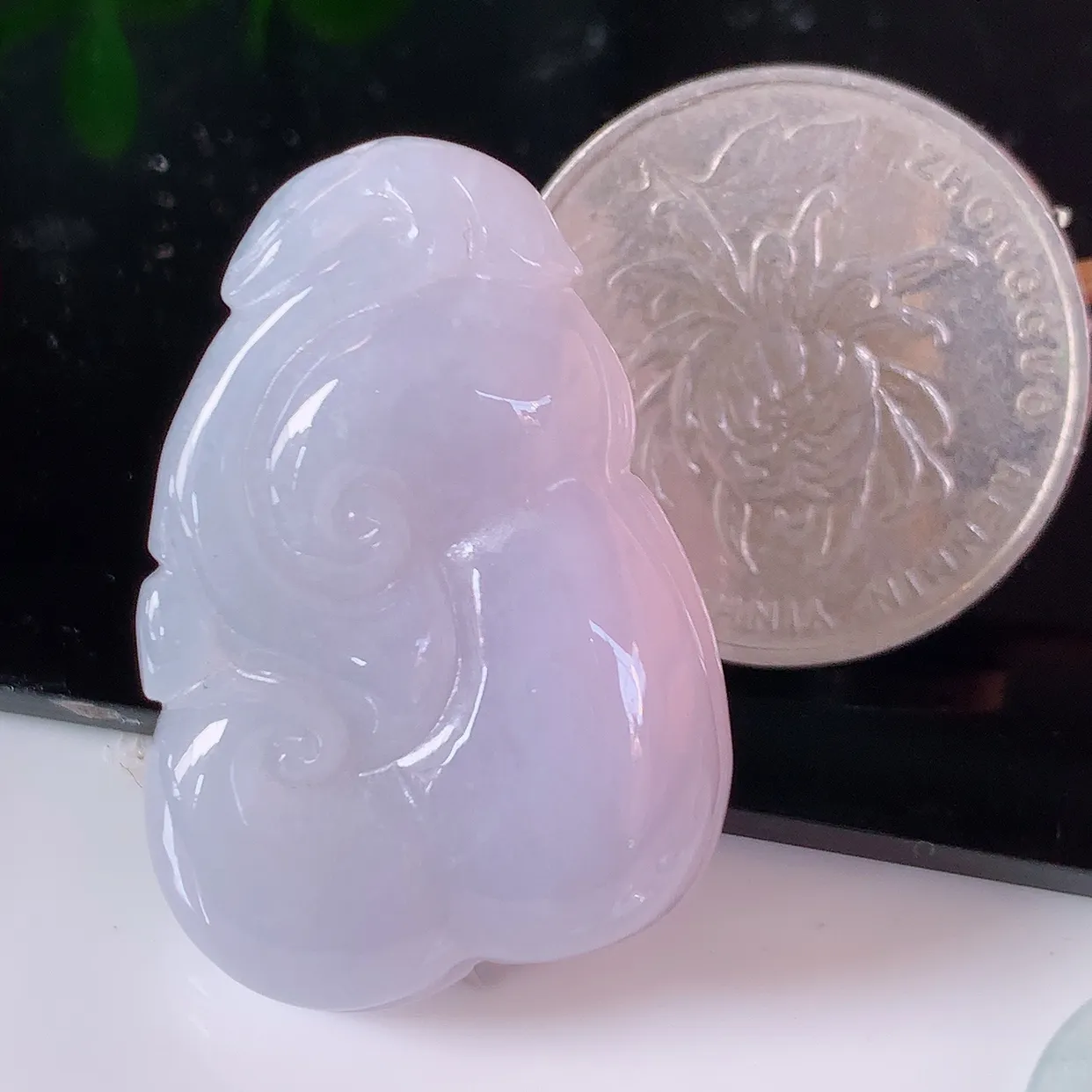 自然光实拍，冰润紫罗兰翡翠如意吊坠，翠色灵动，佩戴效果时尚出众，尽显气质，玉质细腻，美感十足。#57.28