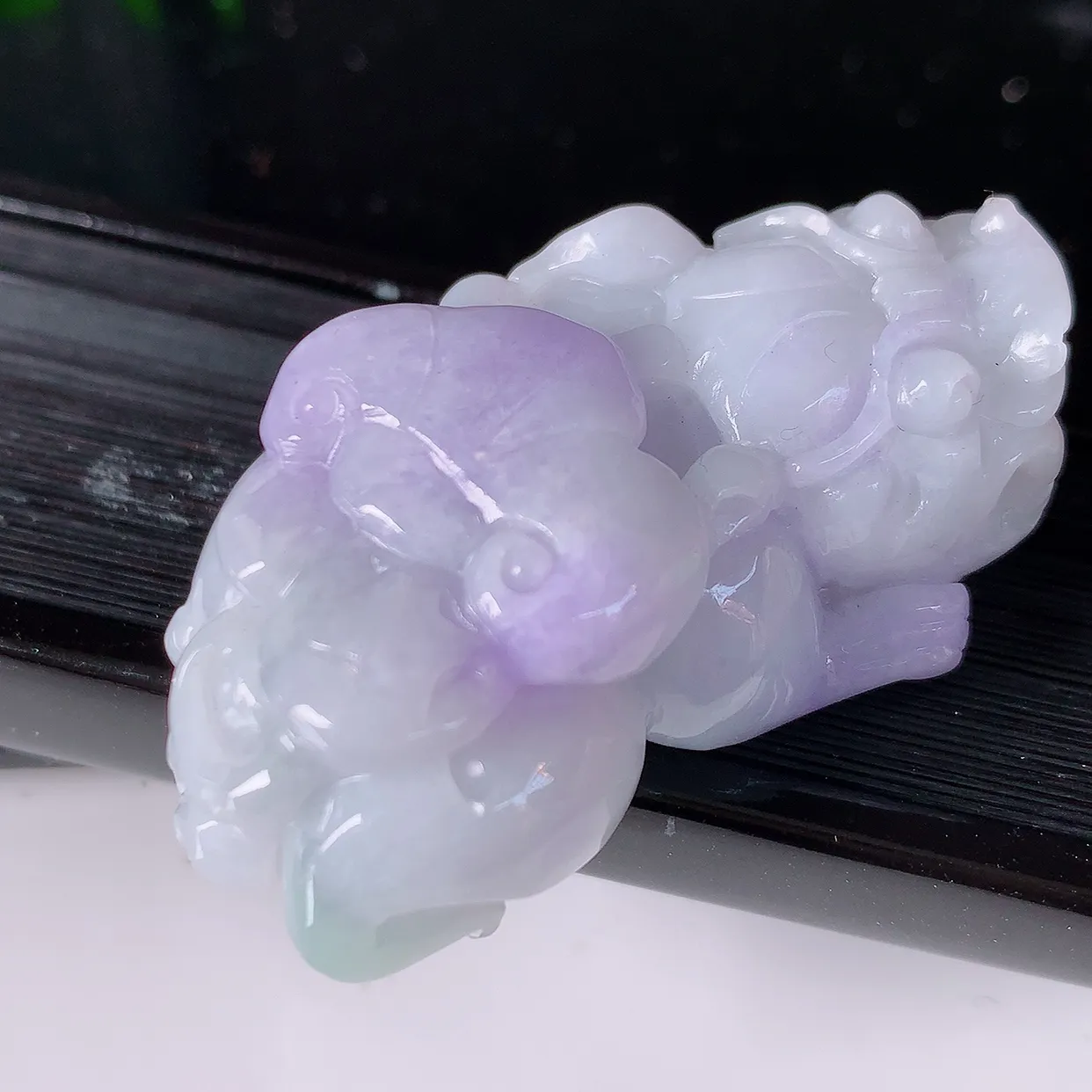 自然光实拍，冰润紫罗兰翡翠招财貔貅吊坠，民间有“一摸貔貅运程旺盛，再摸貔貅财运滚滚，三摸貔貅平步青云 ”的美好祝愿。#05.28