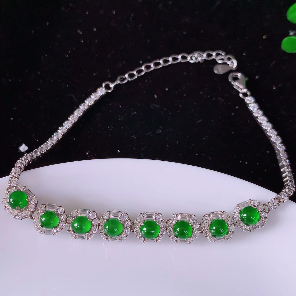 冰透满绿翡翠925银镶嵌手链，自然光实拍，翠色灵动，颜色漂亮，种老水足，品相佳，佩戴佳品！#97.2