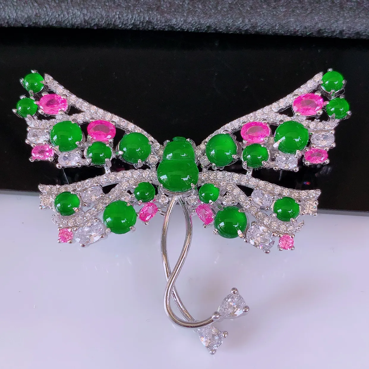 冰透满绿翡翠925银镶嵌蝴蝶结胸针，自然光实拍，翠色灵动，颜色漂亮，种老水足，品相佳，佩戴佳品！#9