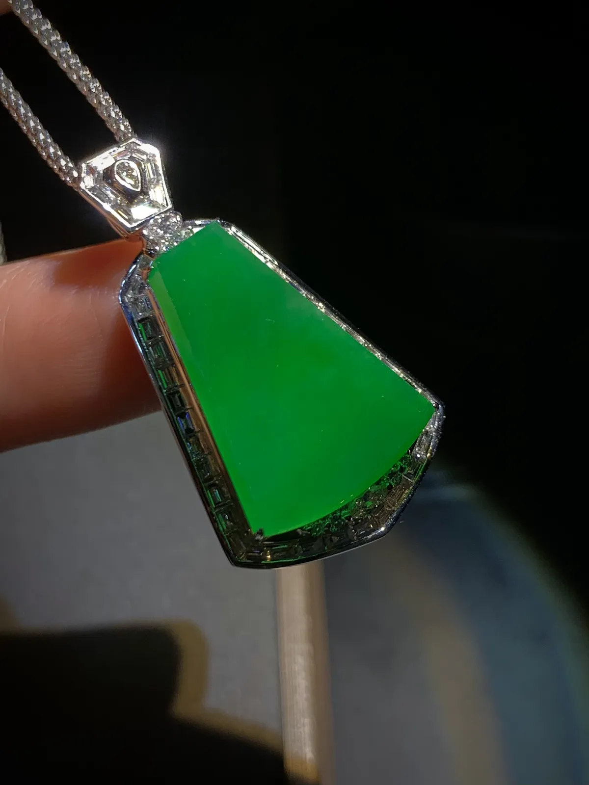 绿无事牌子，裸石22.5-16.5-2.5mm，
整体37-21-9.5mm，9.7g，
18K金，南非钻，不配图链