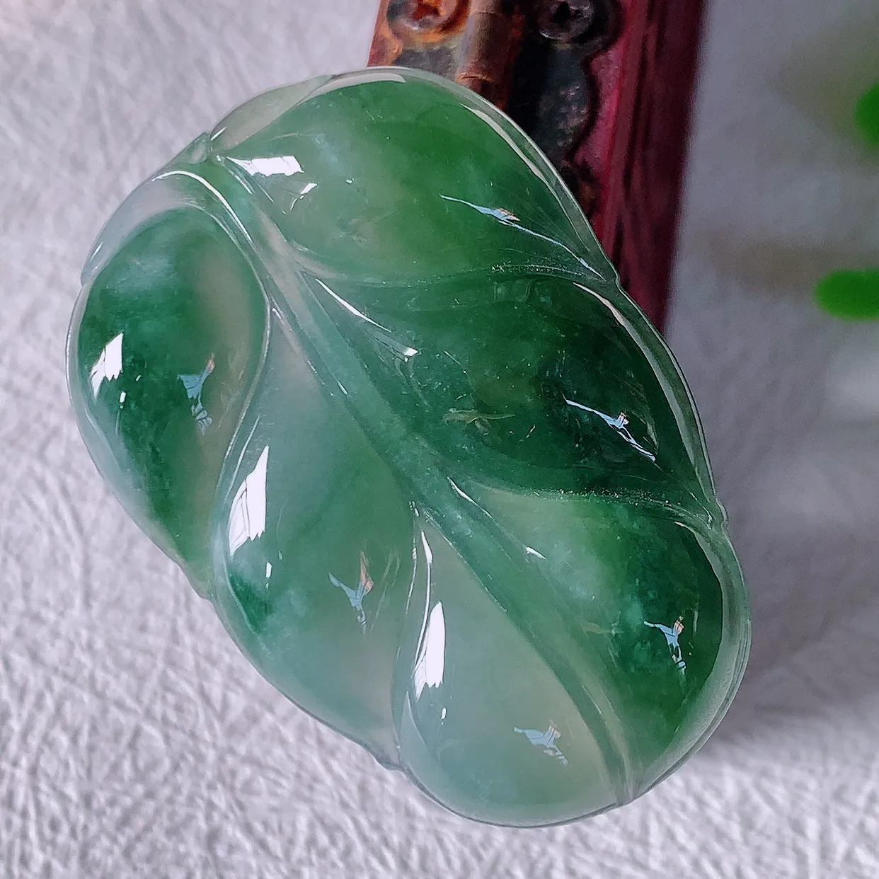 自然光实拍，冰种飘花事业有成叶子吊坠，莹润且起胶，叶子清秀优雅，佩戴大业有成！#01.28