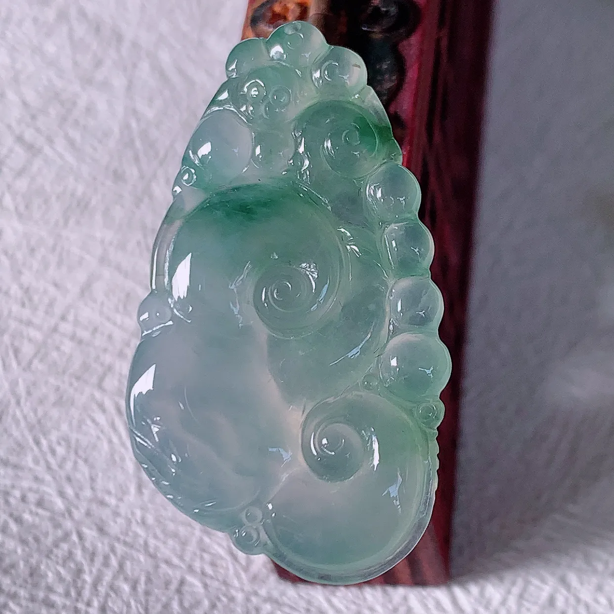 自然光实拍，冰种飘花翡翠如意吊坠，上身效果非常美，饱满大气，工艺美，万事如意，如意一生 #01.28