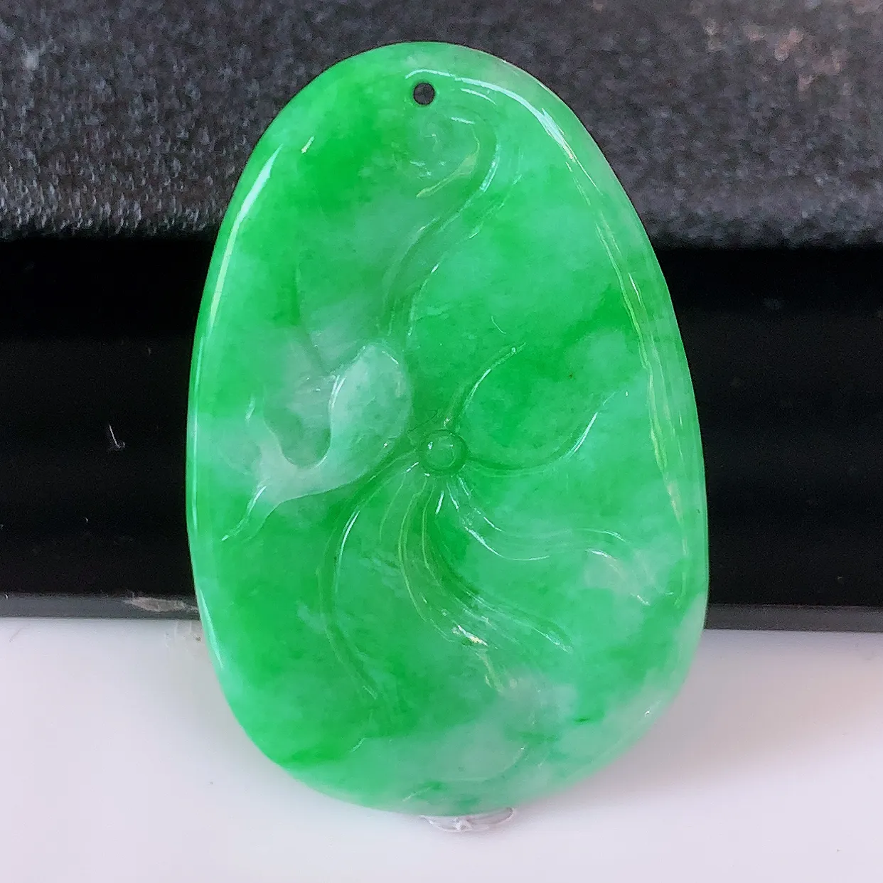 自然光实拍，冰润辣绿翡翠荷叶鱼、和和美美玉坠，财源广进，自然隐逸、荷本是素不着尘之物，有和美之寓意。#57.25