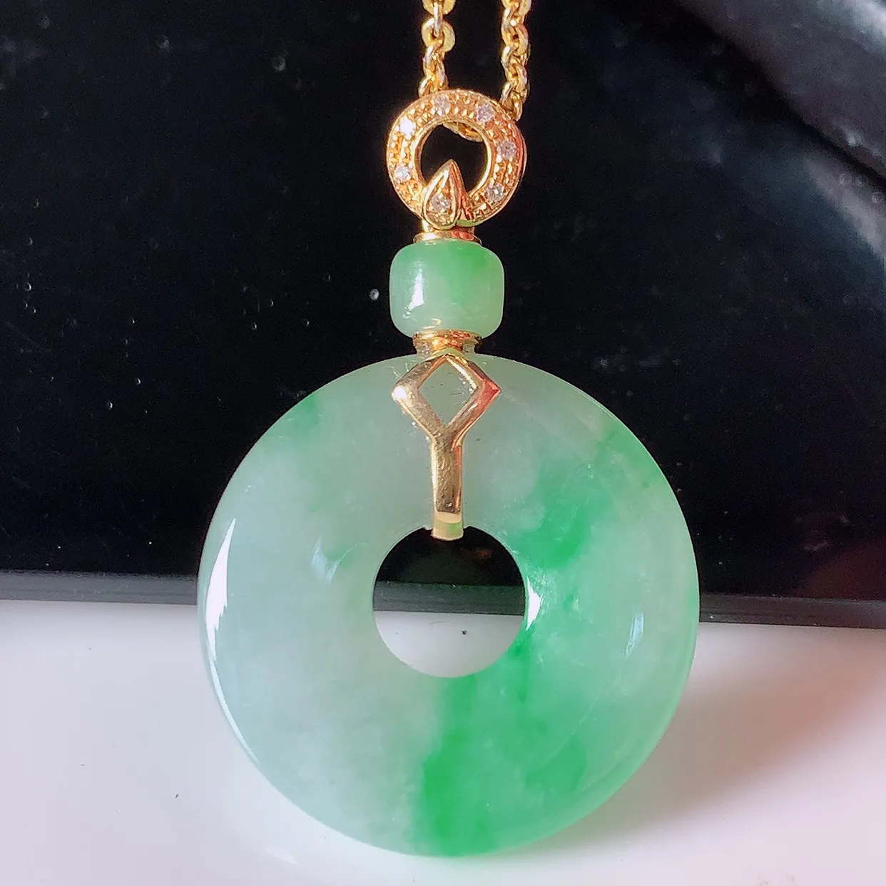 自然光实拍，18K金镶嵌冰飘绿翡翠平安扣吊坠，玉扣，冰润光泽，寓意平平安安，平安扣佩戴时尚漂亮！#4