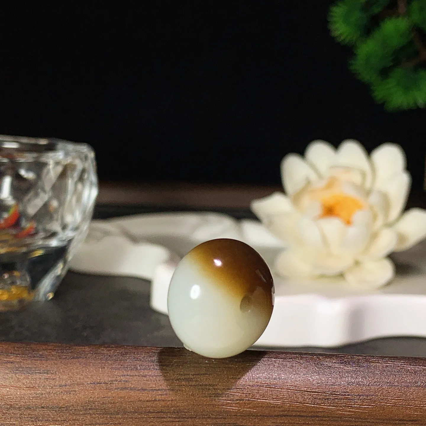 新疆和田玉且末糖平安扣挂件 尺寸18/12重7克。玉质细腻油润。手推出油。佩戴高端典雅。lt260130