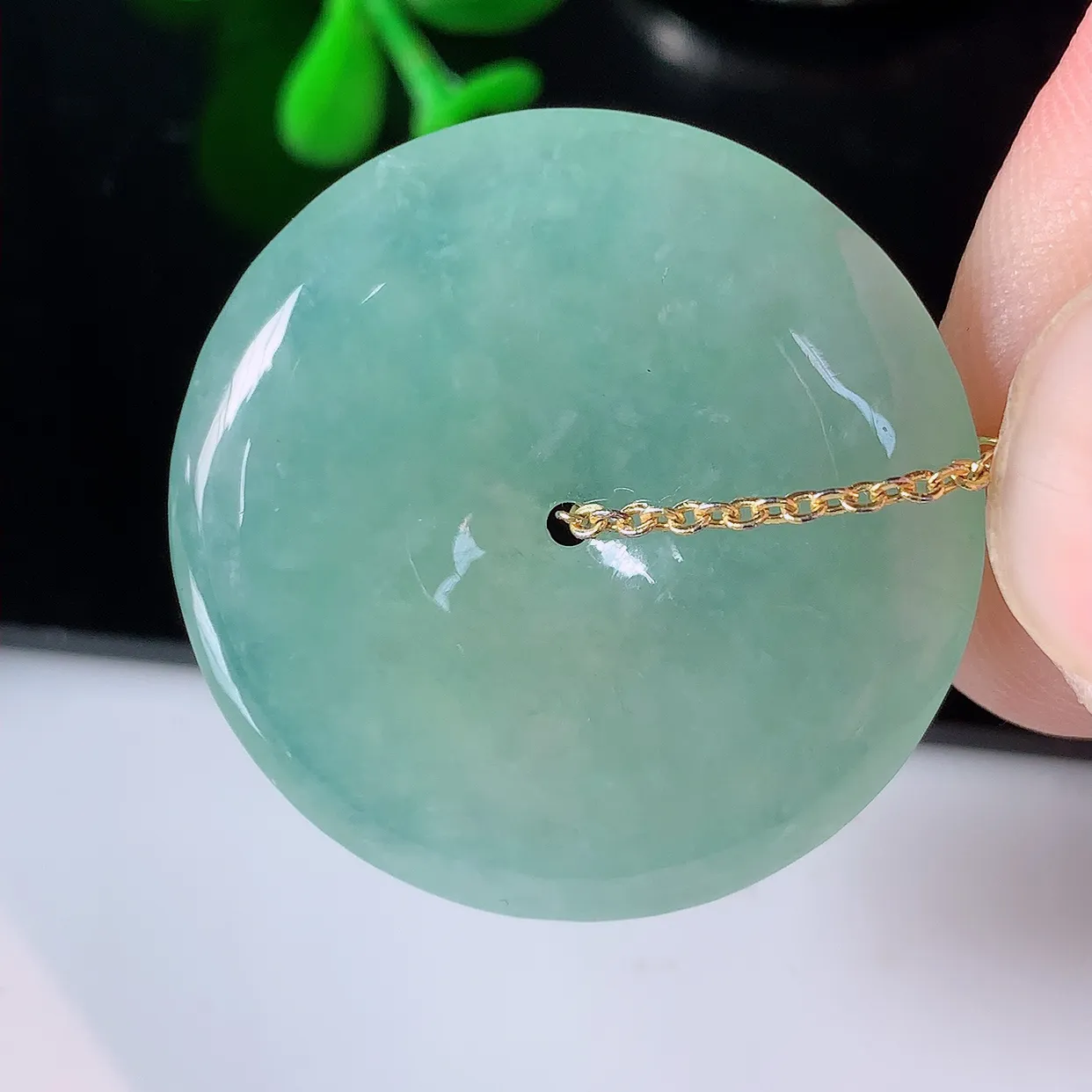 自然光实拍，冰种晴水底翡翠平安扣吊坠，平安是福；冰透，很美的料子，平安扣佩戴优雅迷人！#57.28