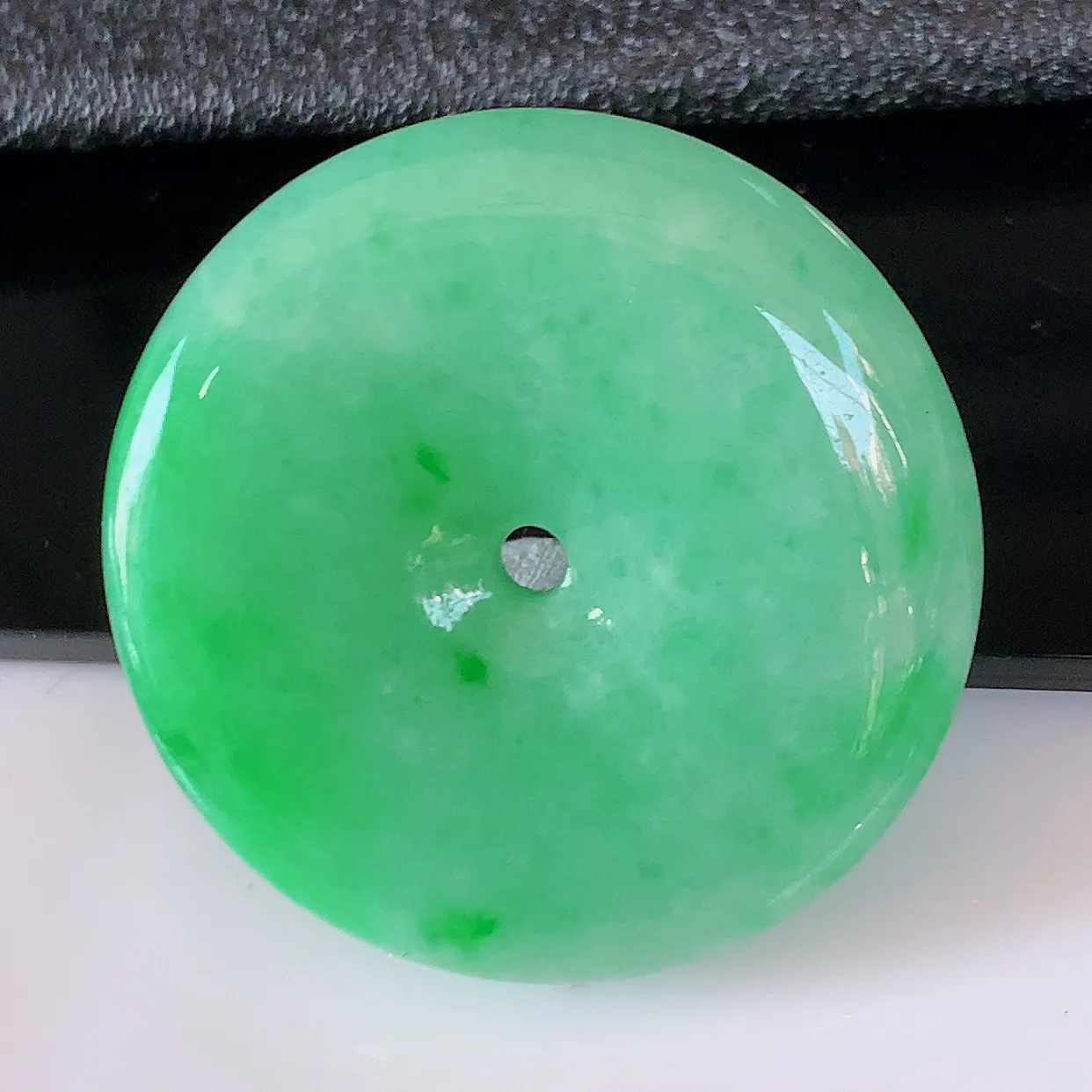 自然光实拍，水润满绿翡翠平安扣吊坠，品相佳，美感十足，寓意平平安安，平安扣佩戴精美时尚！#57.25