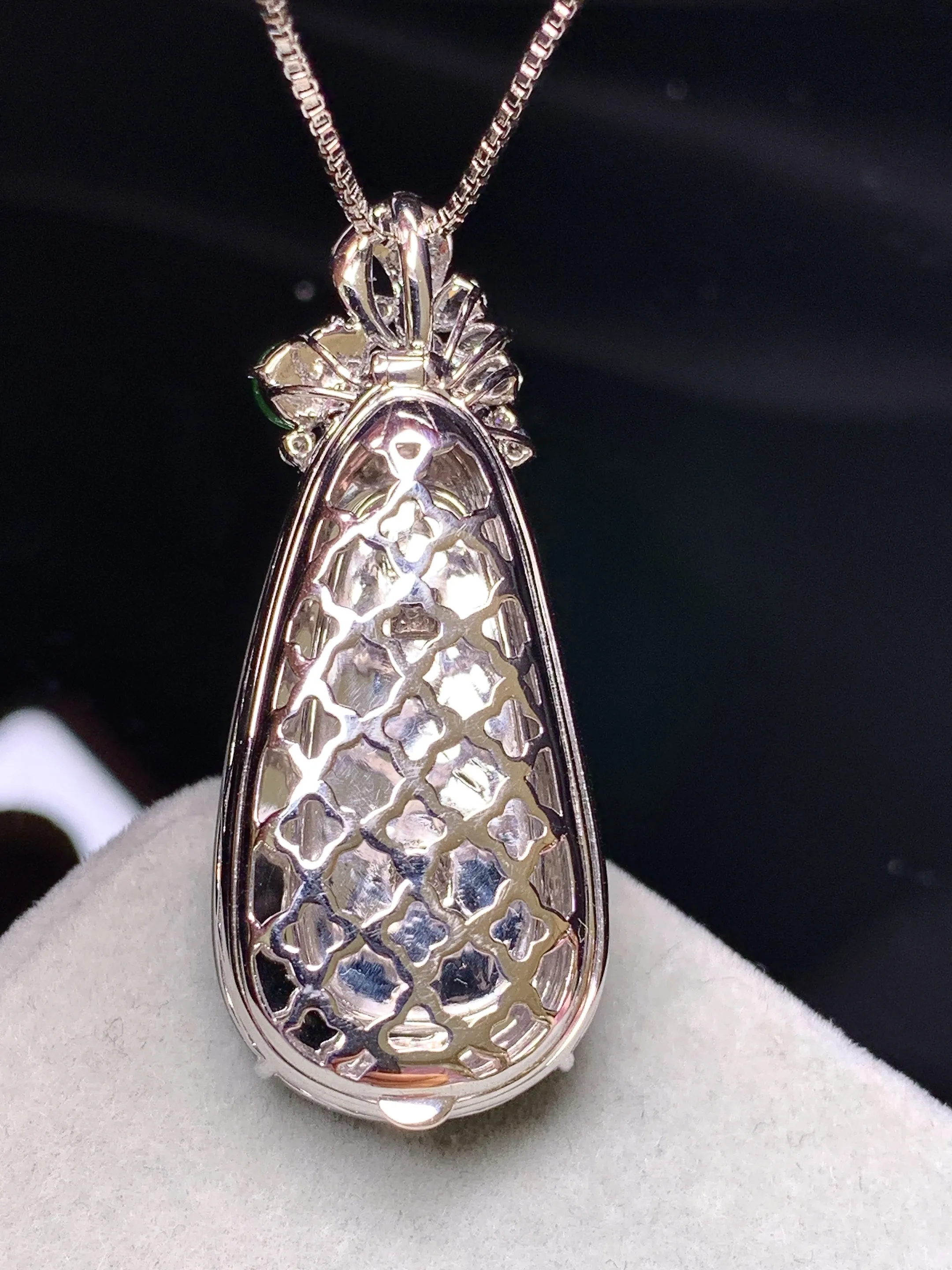 18k金钻镶嵌冰种四季豆吊坠 玉质细腻 色泽清新艳丽 整体尺寸34.6*14.3*9.7