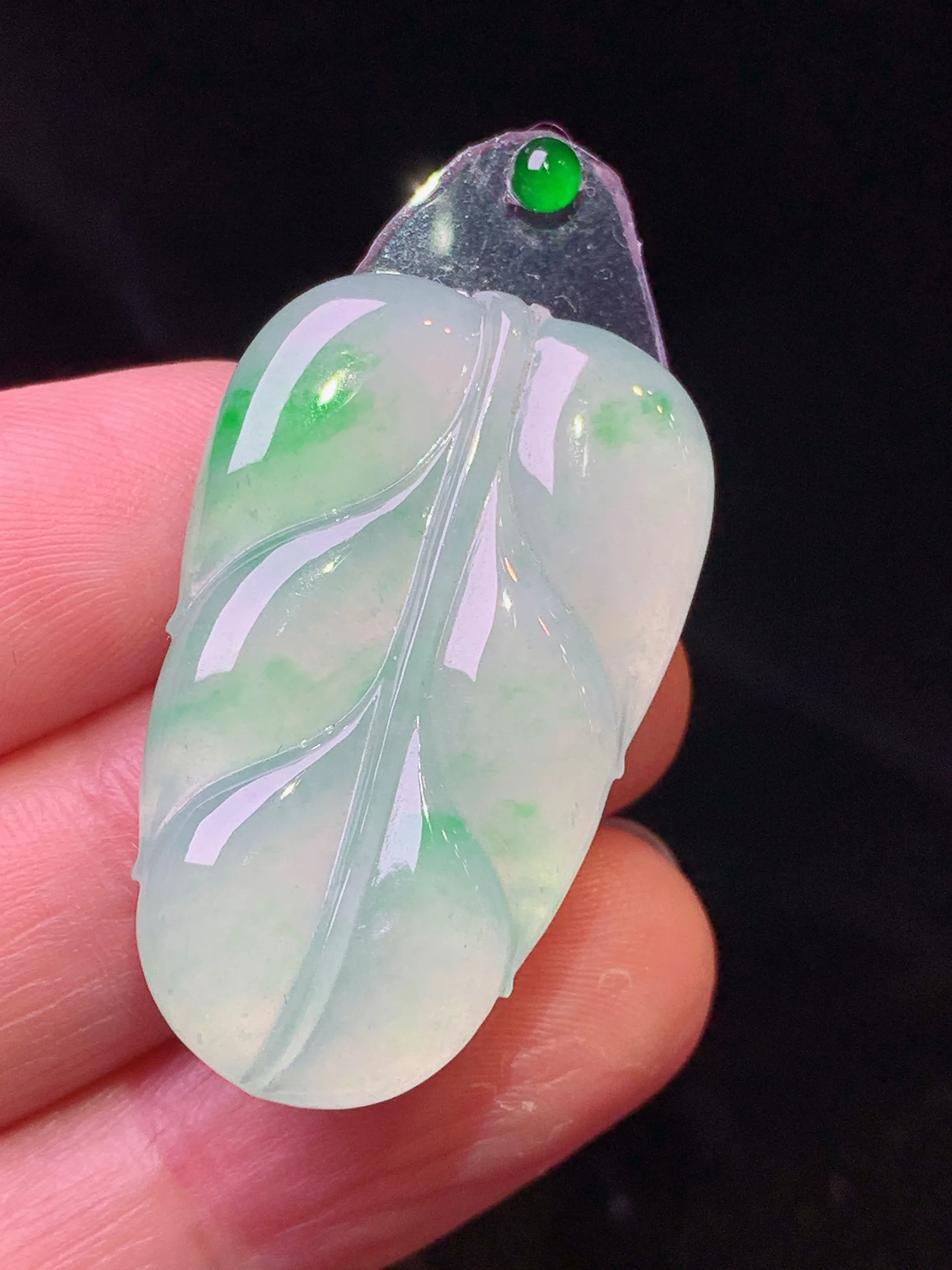 飘绿树叶吊坠 玉质细腻 色泽清新艳丽 整体尺寸32.5*19.5*3.7