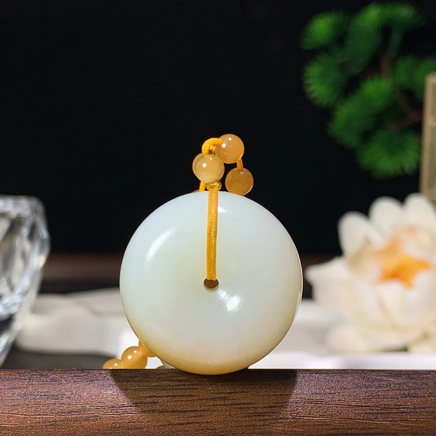 新疆和田玉且末糖平安扣挂件 且末糖半山半水平安扣挂件 尺寸25/13重31克。玉质细腻油润。手推出油。佩戴高端典雅。lt260130