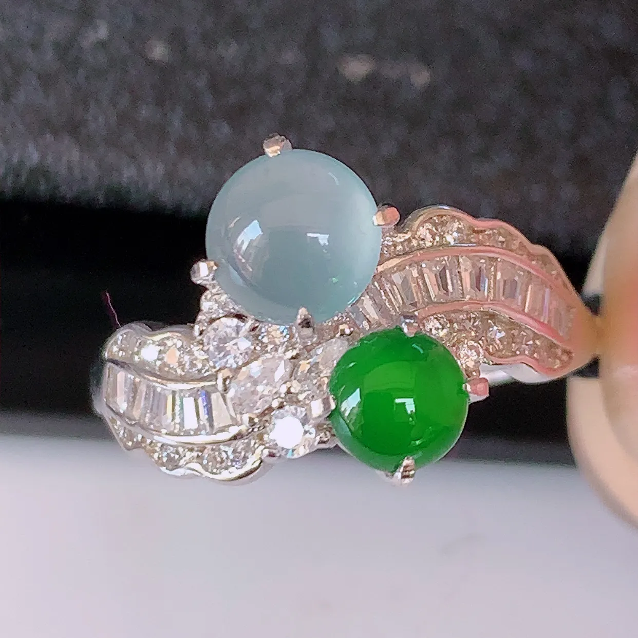 冰透满绿翡翠925银镶嵌戒指，自然光实拍，翠色灵动，颜色漂亮，种老水足，品相佳，佩戴佳品！#97.2