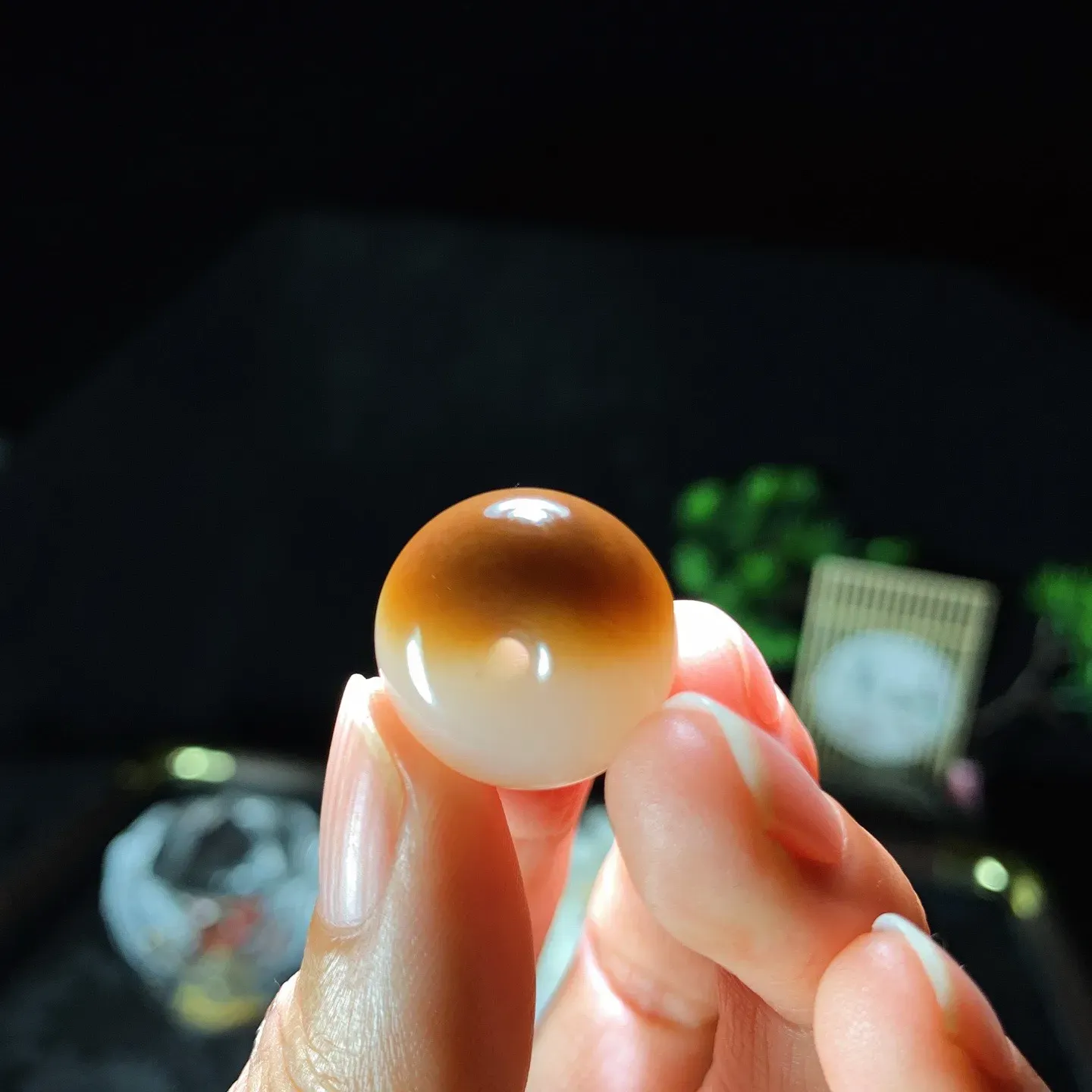 新疆和田玉且末糖平安扣挂件 尺寸18/12重7克。玉质细腻油润。手推出油。佩戴高端典雅。lt260130