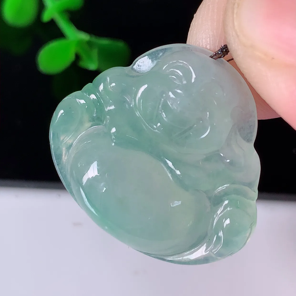 自然光实拍，冰种飘花翡翠佛公吊坠，饱满， 佛公亦保平安，寓意有福（佛公）相伴，配戴优雅迷人！#57.