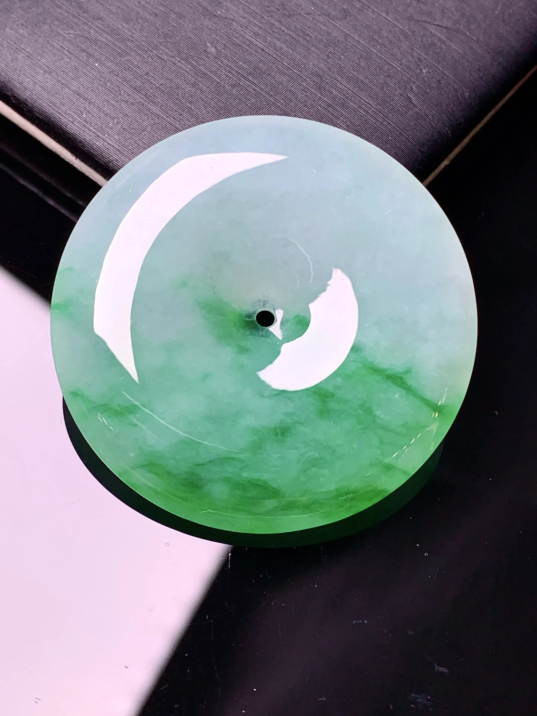 飘绿平安扣吊坠 玉质细腻 色泽清新艳丽 整体尺寸35*6