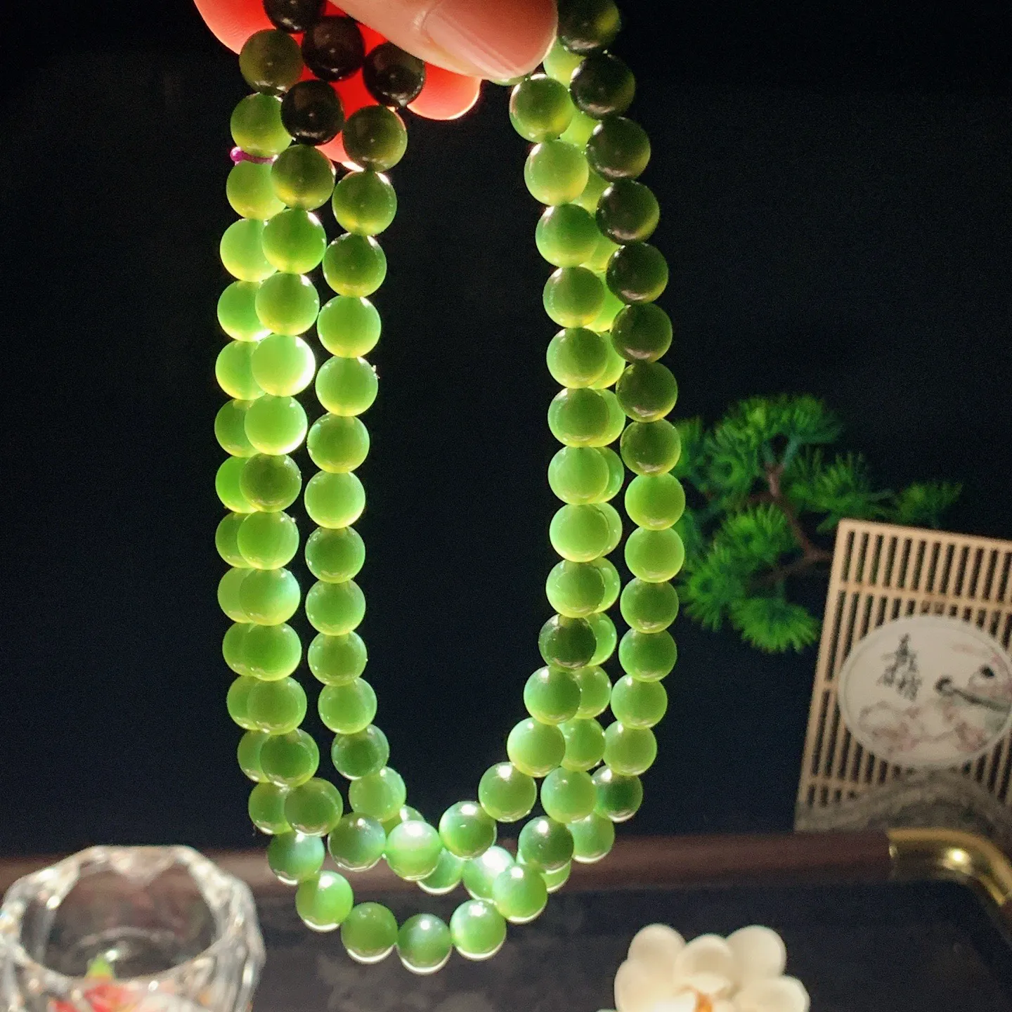 和田玉菠菜绿俄罗斯猫眼108佛珠项链 单颗尺寸8重89.5克。玉质细腻油润。手推出油。佩戴高端典雅。lt260130